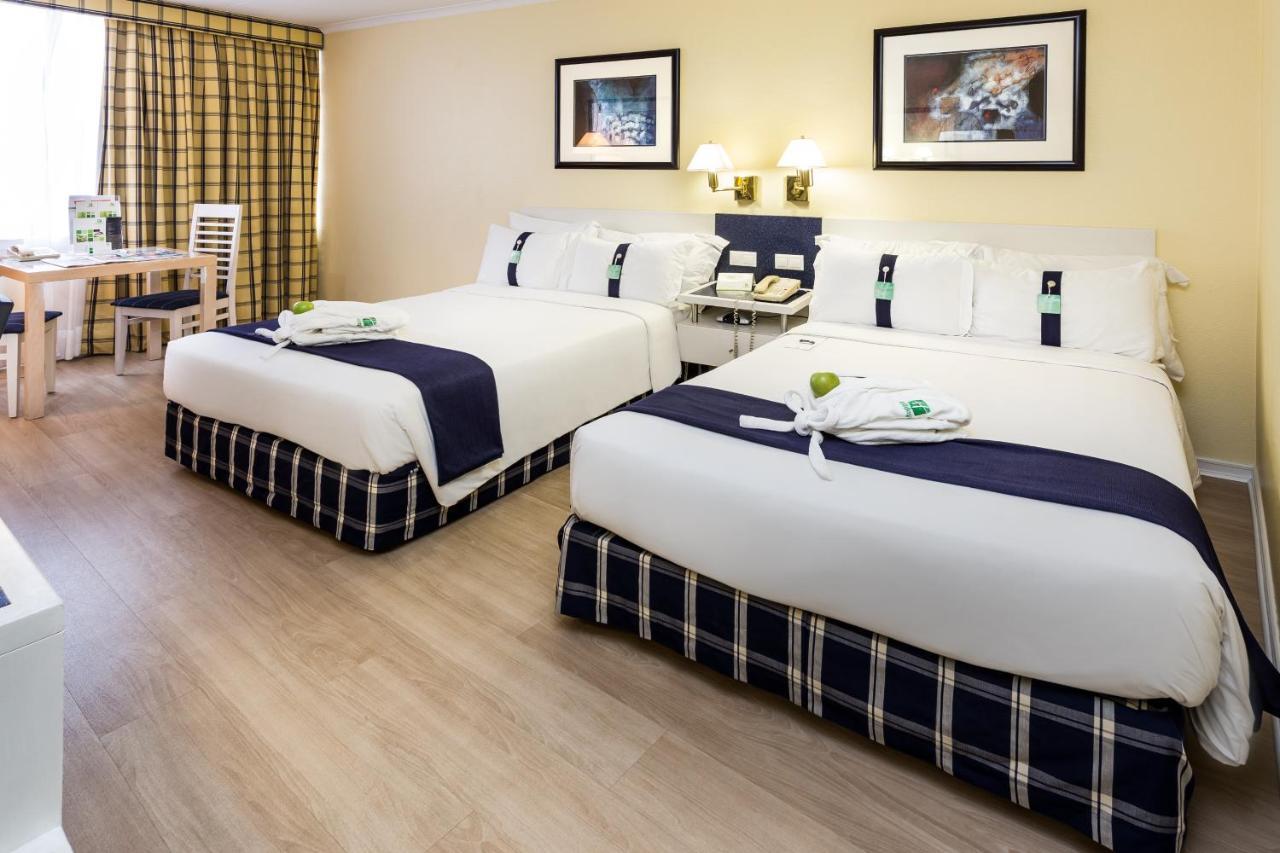 Standard Doppelzimmer mit 2 Doppelbetten und Stadtblick