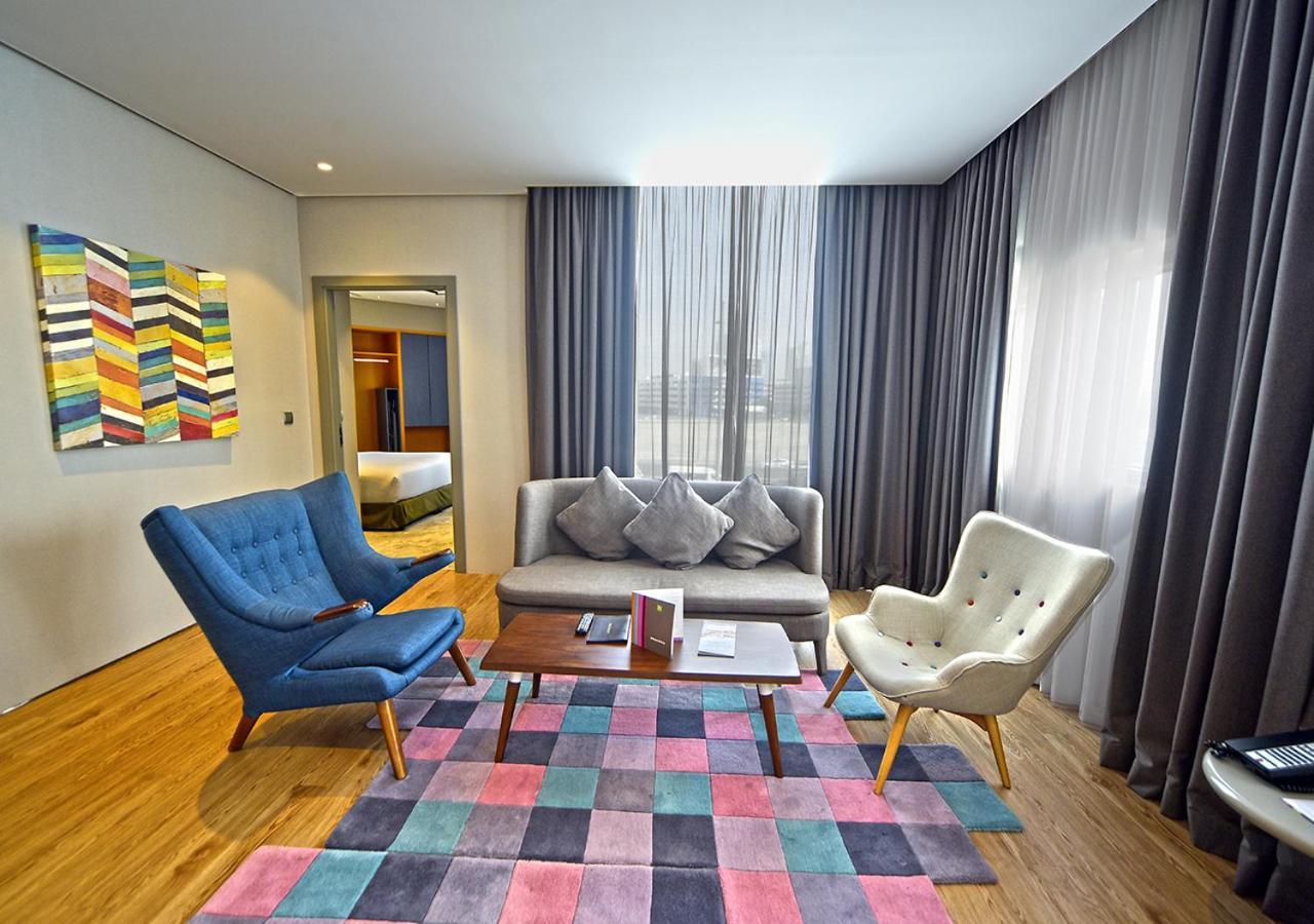 Suite mit Doppelbett und Wohnzimmer