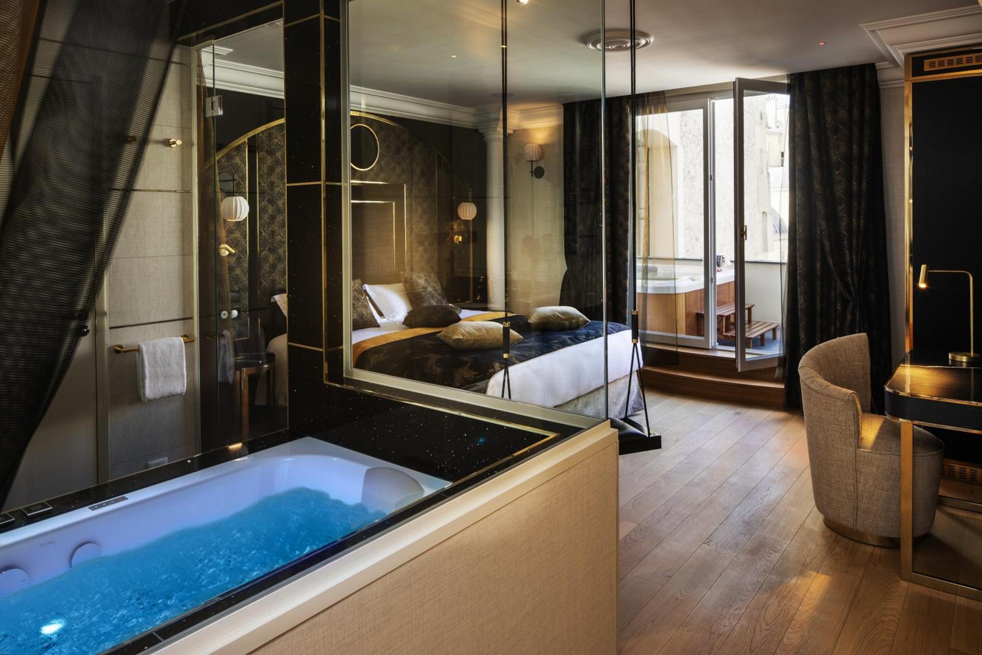 Luxuszimmer – Mitternachtsbad mit Whirlpool und Terrasse