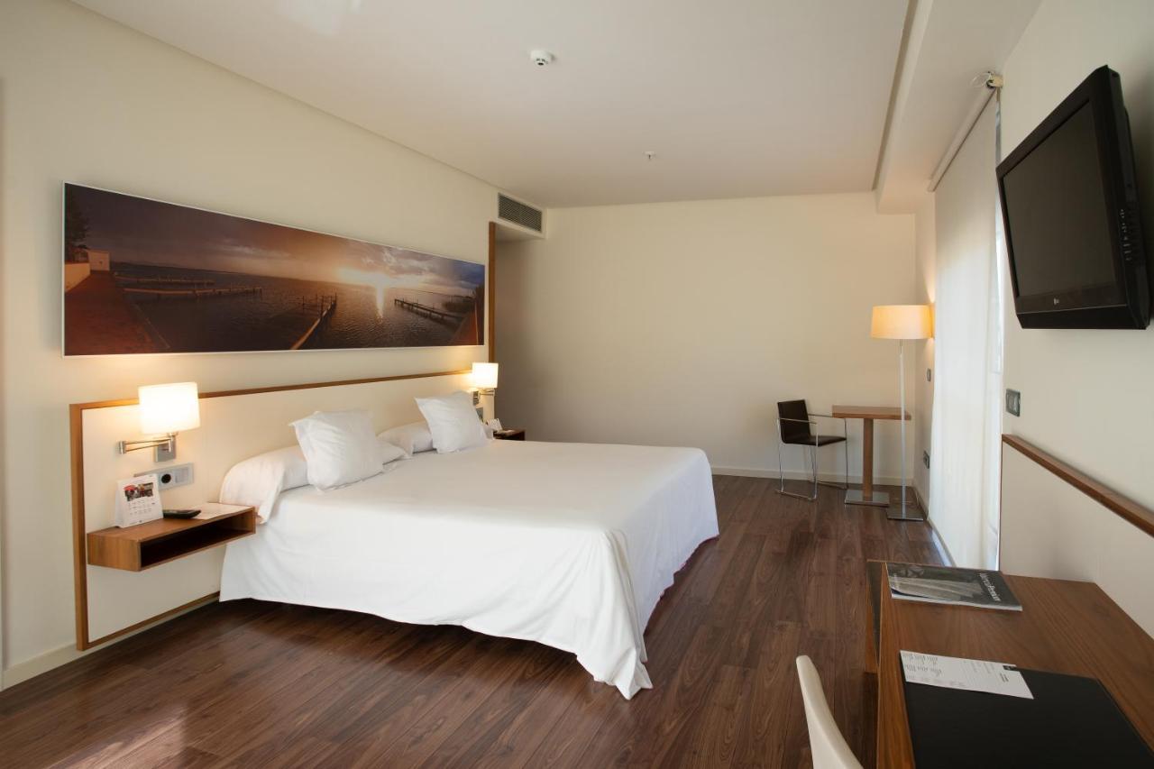 Zimmer mit Queensize-Bett und Poolblick