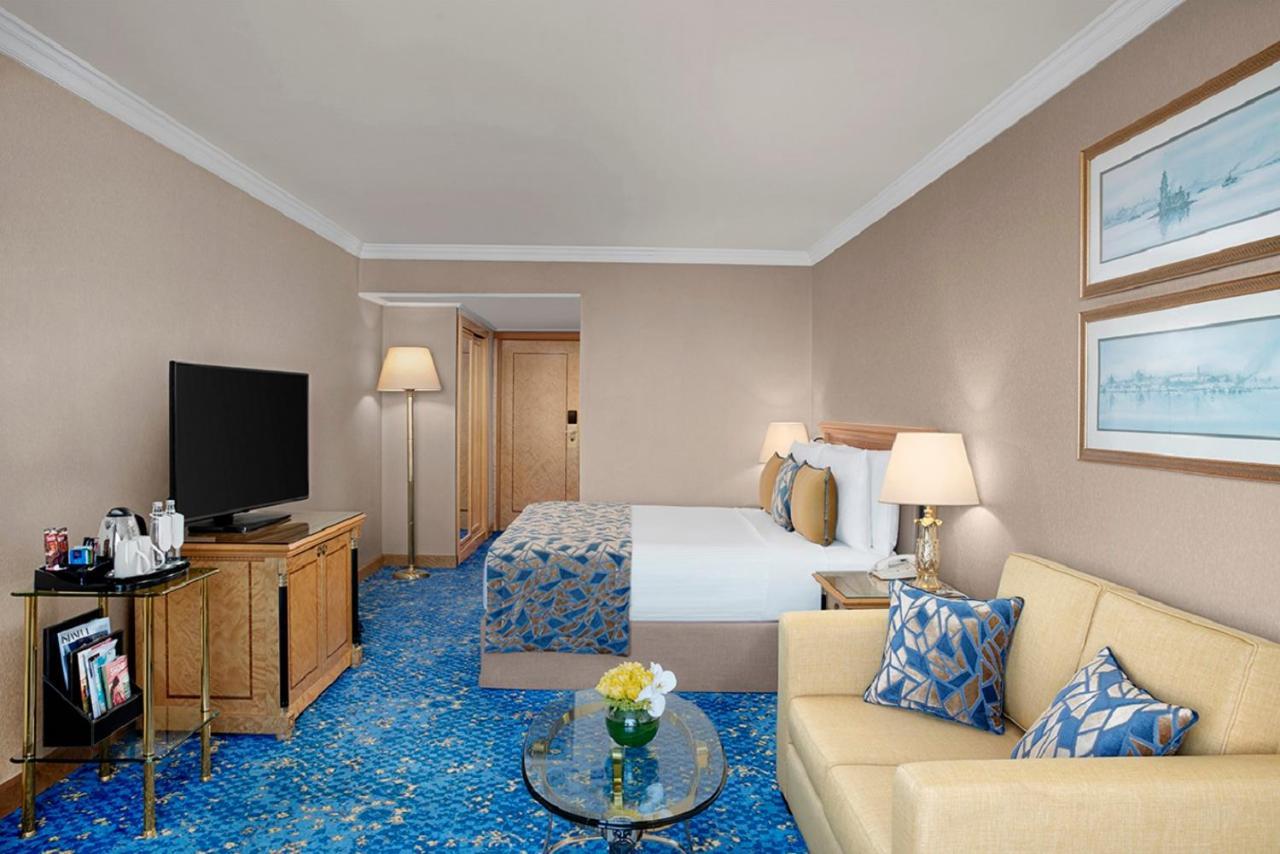 Classic Zimmer mit Kingsize-Bett und Stadtblick