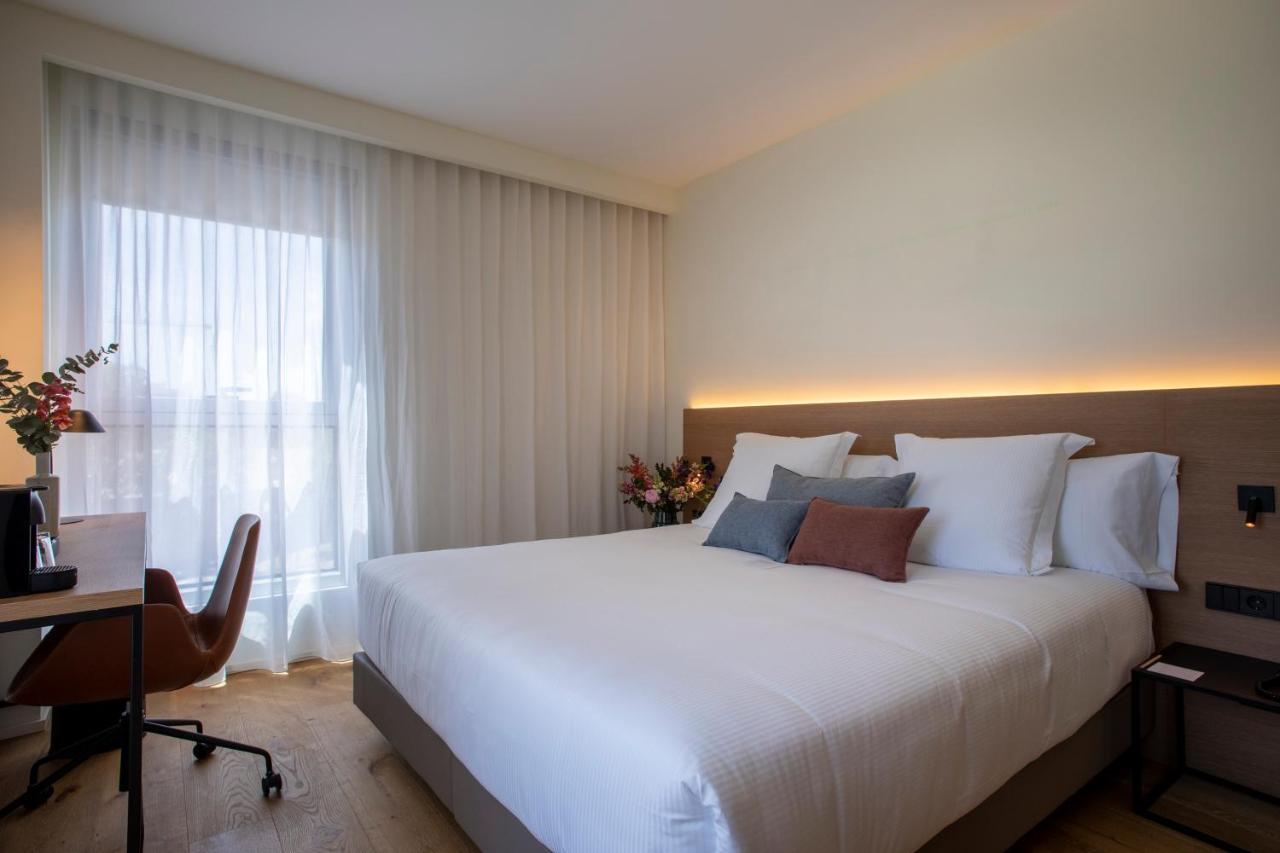 Executive Zimmer mit Kingsize-Bett und Poolblick