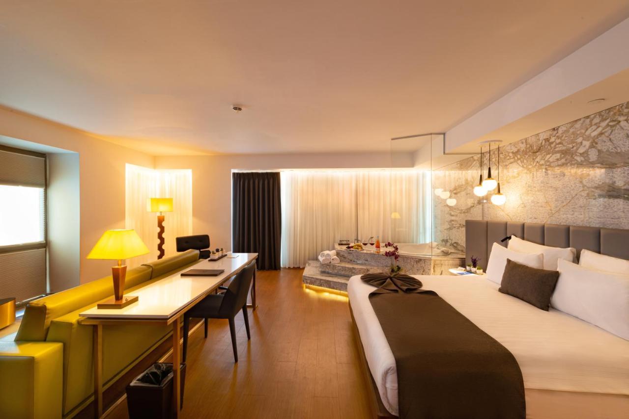 Zimmer mit Kingsize-Bett und Whirlpool
