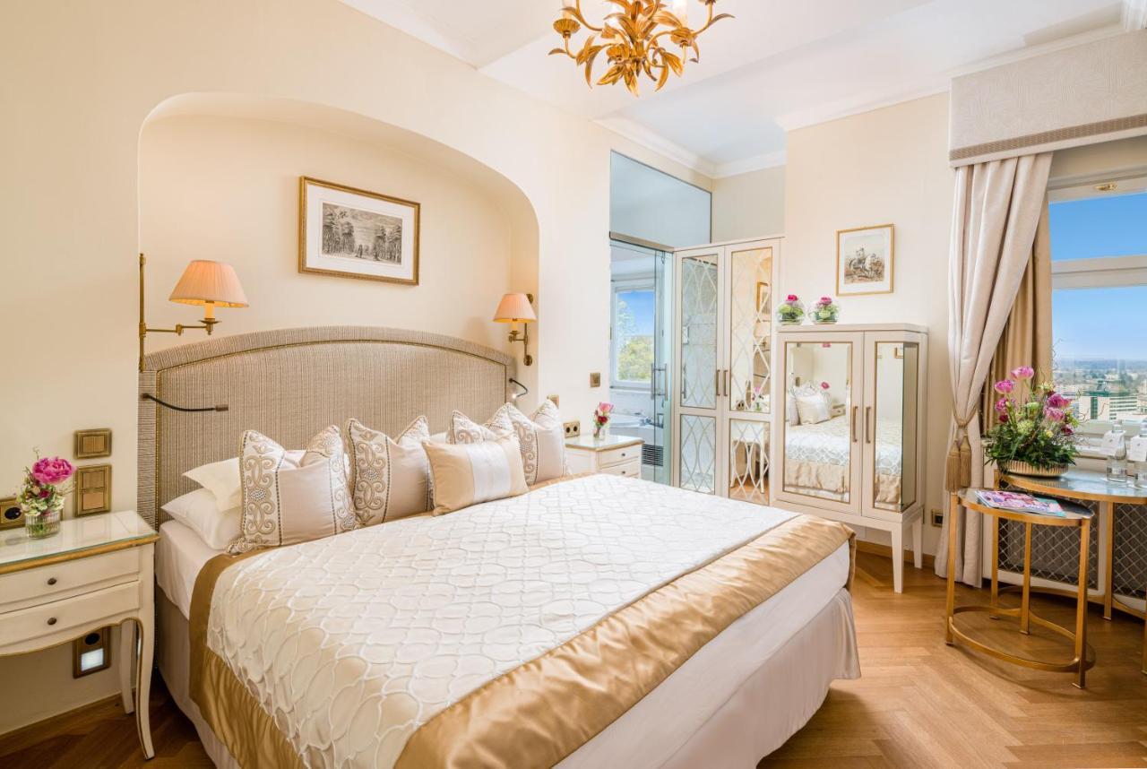 Romantisches Doppelzimmer mit Stadtblick und Badewanne