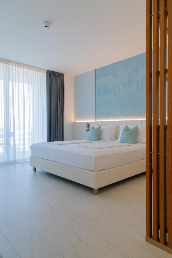 Zimmer mit Queensize-Bett und Whirlpool-Badewanne