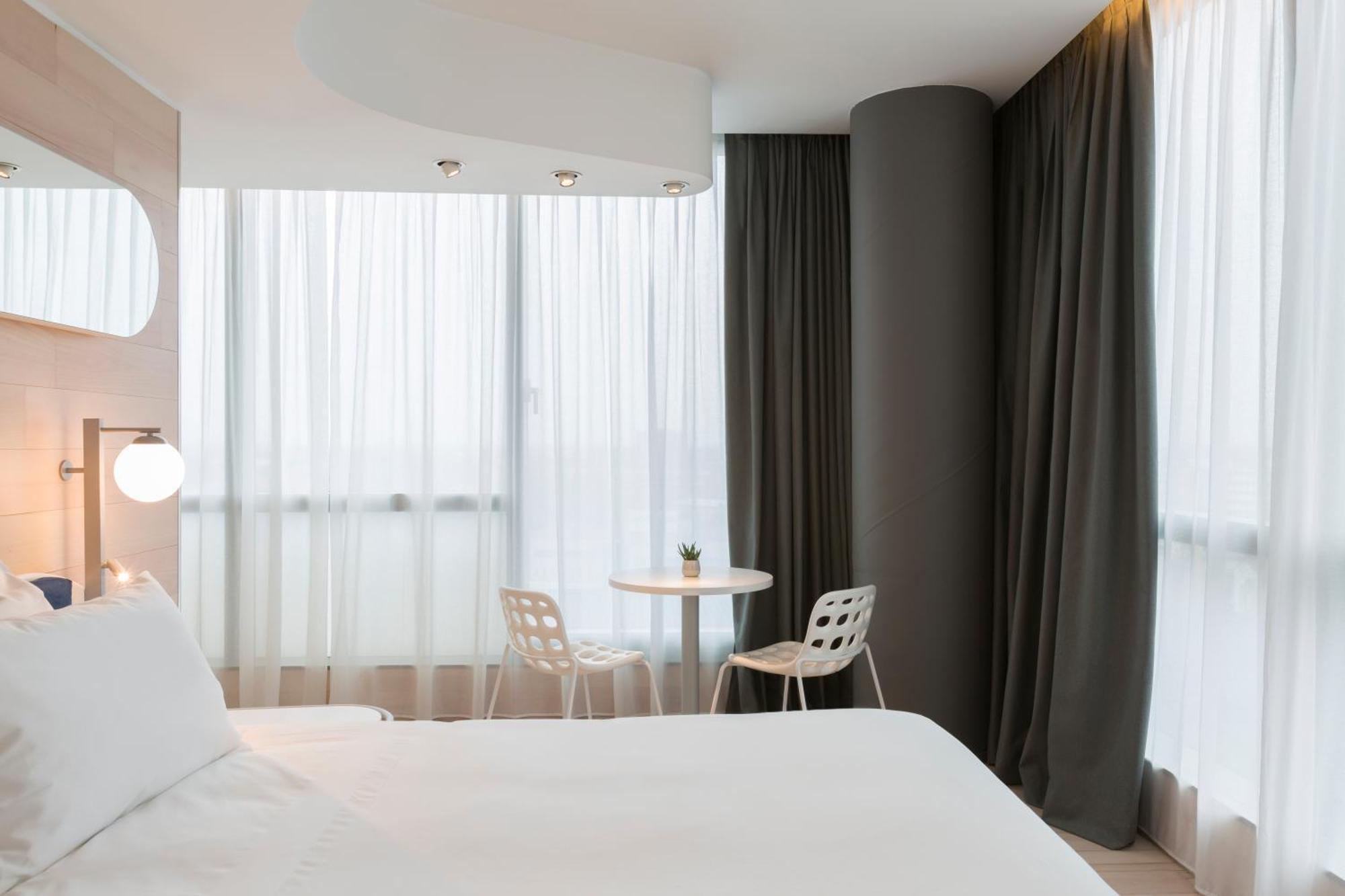 Premium Eckzimmer mit Kingsize-Bett und Stadtblick