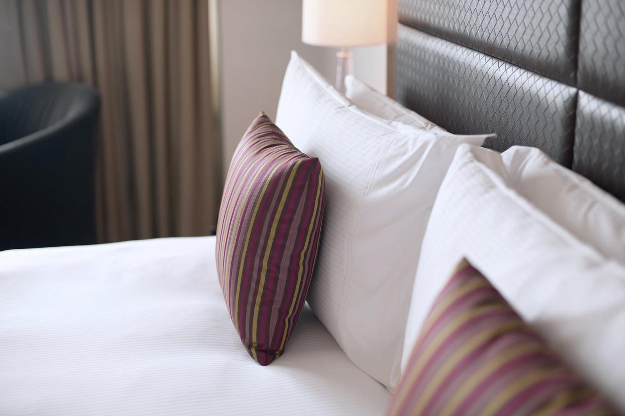 Standard Zimmer mit Kingsize-Bett und Blick aufs Wasser