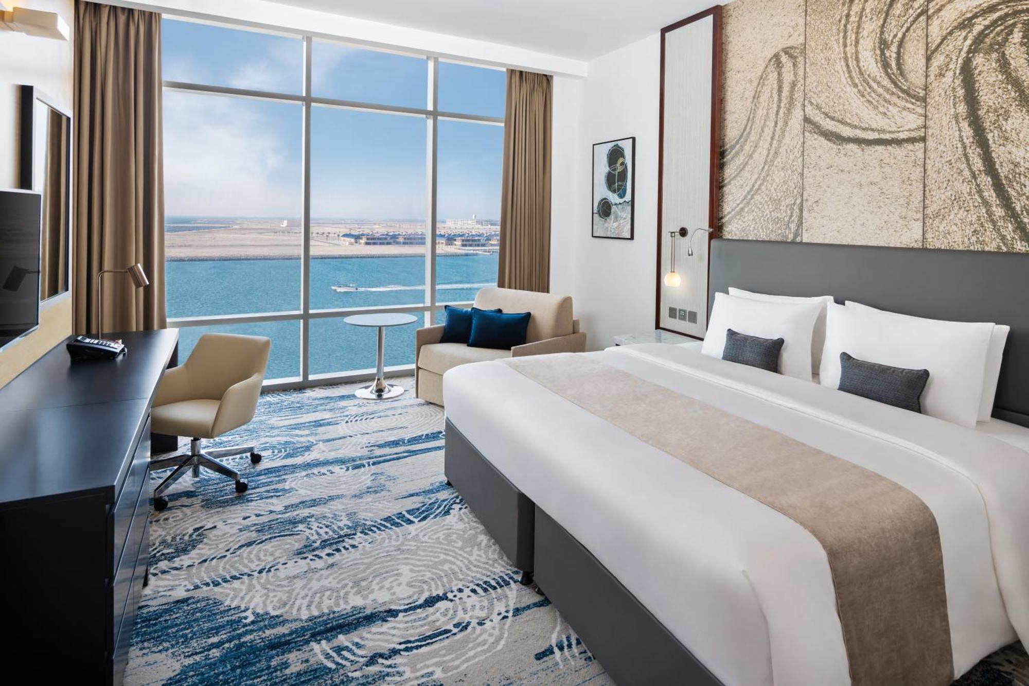 Executive Zimmer mit Kingsize-Bett und Meerblick