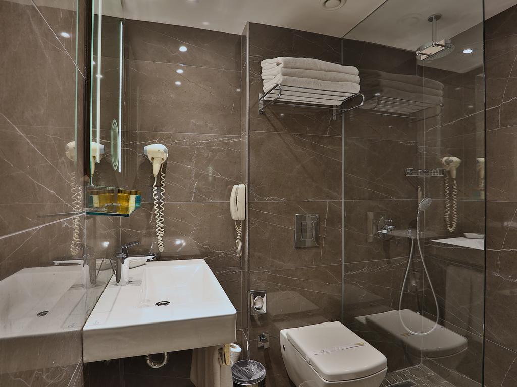 Zimmer mit Verbindungstür