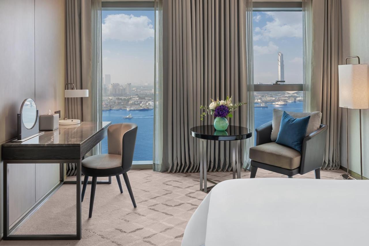 Deluxe Zimmer mit Kingsize-Bett und Blick auf die Bucht
