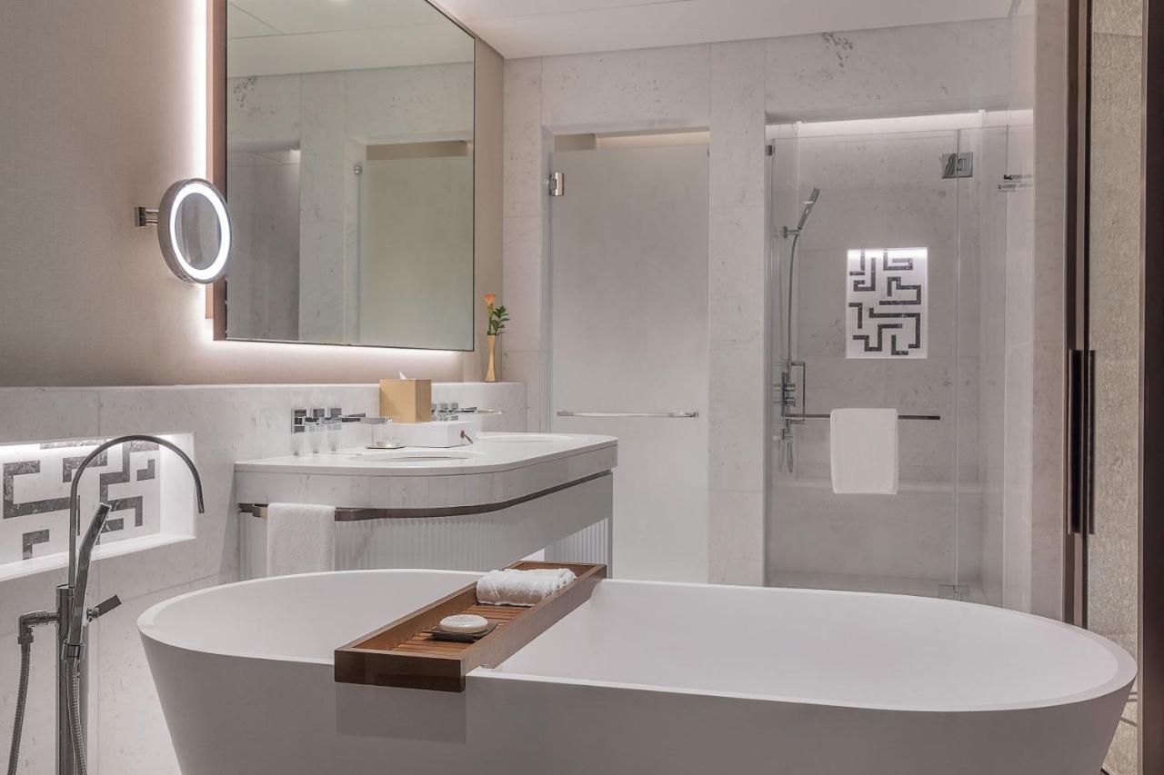 Grand Deluxe Zweibettzimmer mit teilweisem Meerblick, Zugang zum KYMA-Strand und einzigartigem St. Regis-Butlerservice