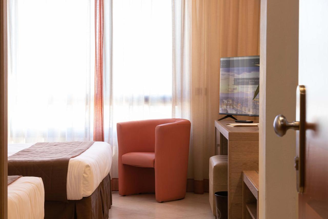 Dreibettzimmer mit Zugang zum Pool