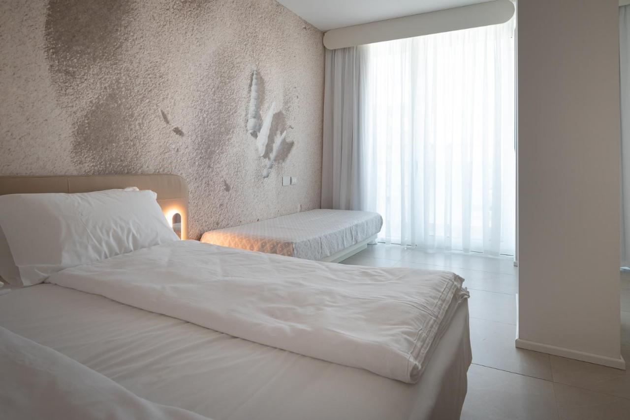 Superior Dreibettzimmer mit Whirlpool und seitlichem Meerblick