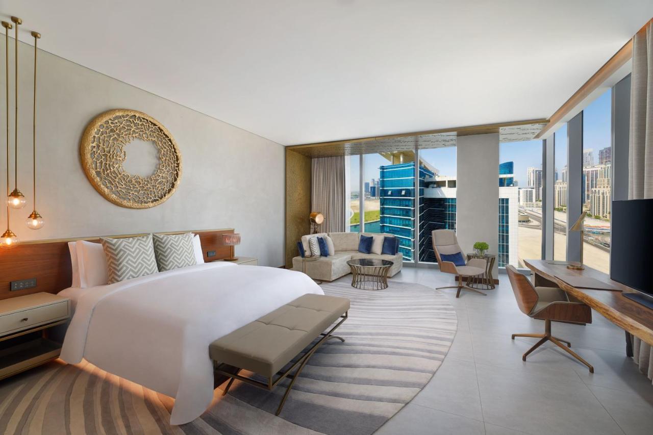 Superior Suite mit Kingsize-Bett, Blick auf die Innenstadt und dem einzigartigen Butlerservice des St. Regis