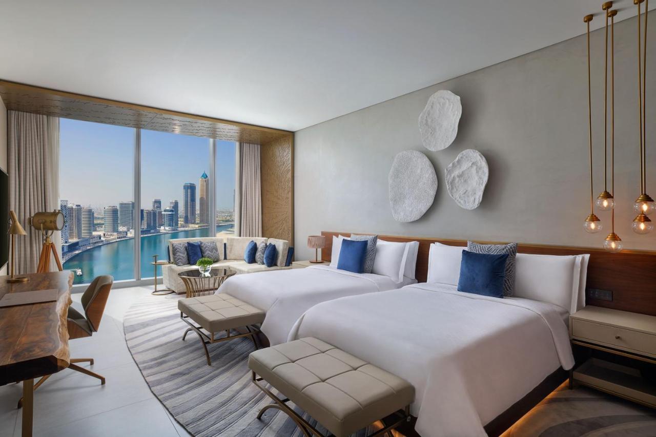 Deluxe Doppelzimmer mit 2 Doppelbetten, Kanalblick und dem einzigartigen Butlerservice des St. Regis