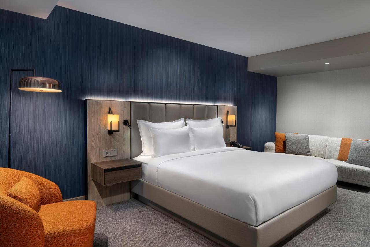 Premium Zimmer mit Kingsize-Bett, Schlafsofa und Blick auf die Bosporus-Brücke