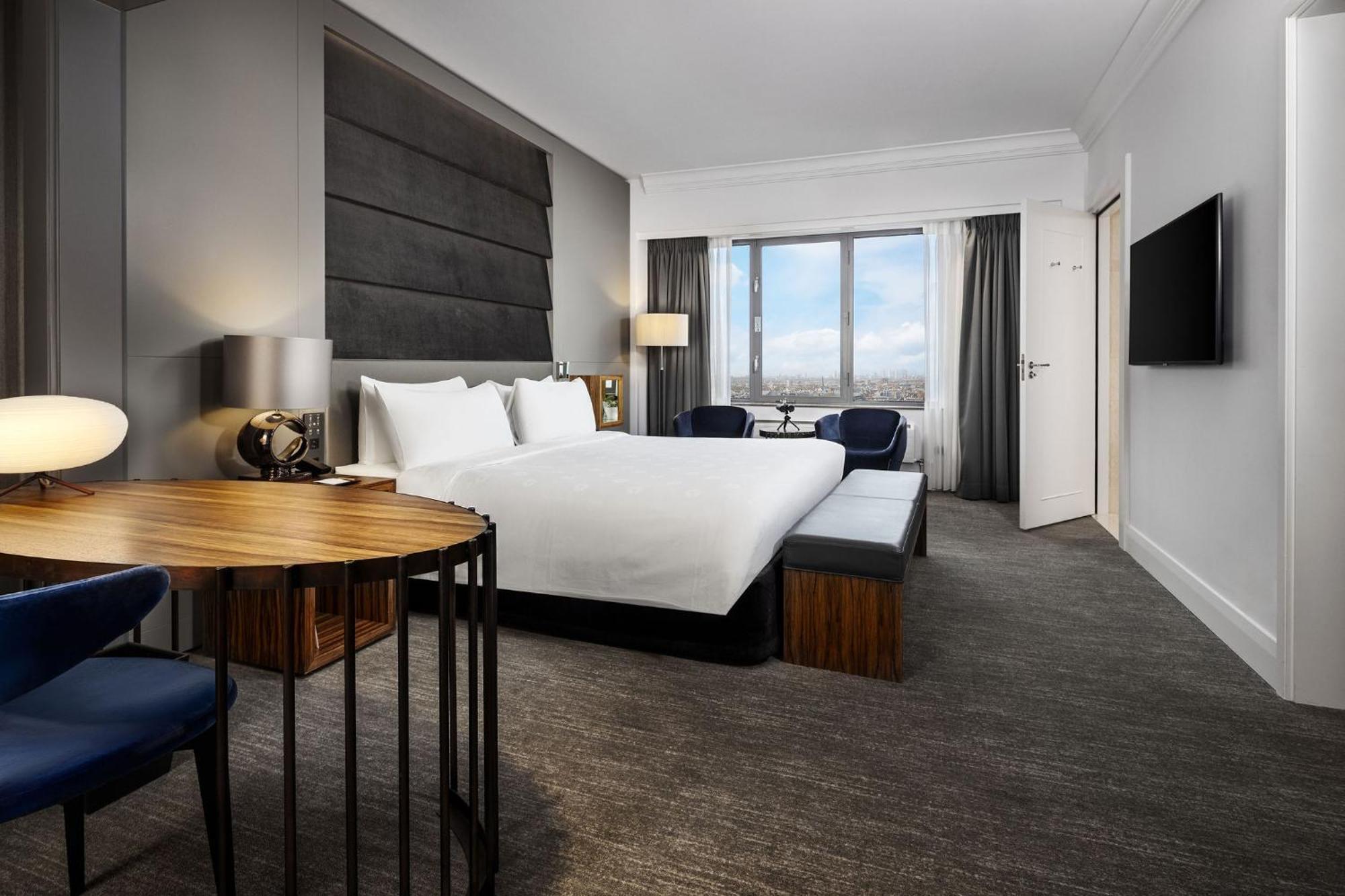 Panorama-Zimmer mit Kingsize-Bett