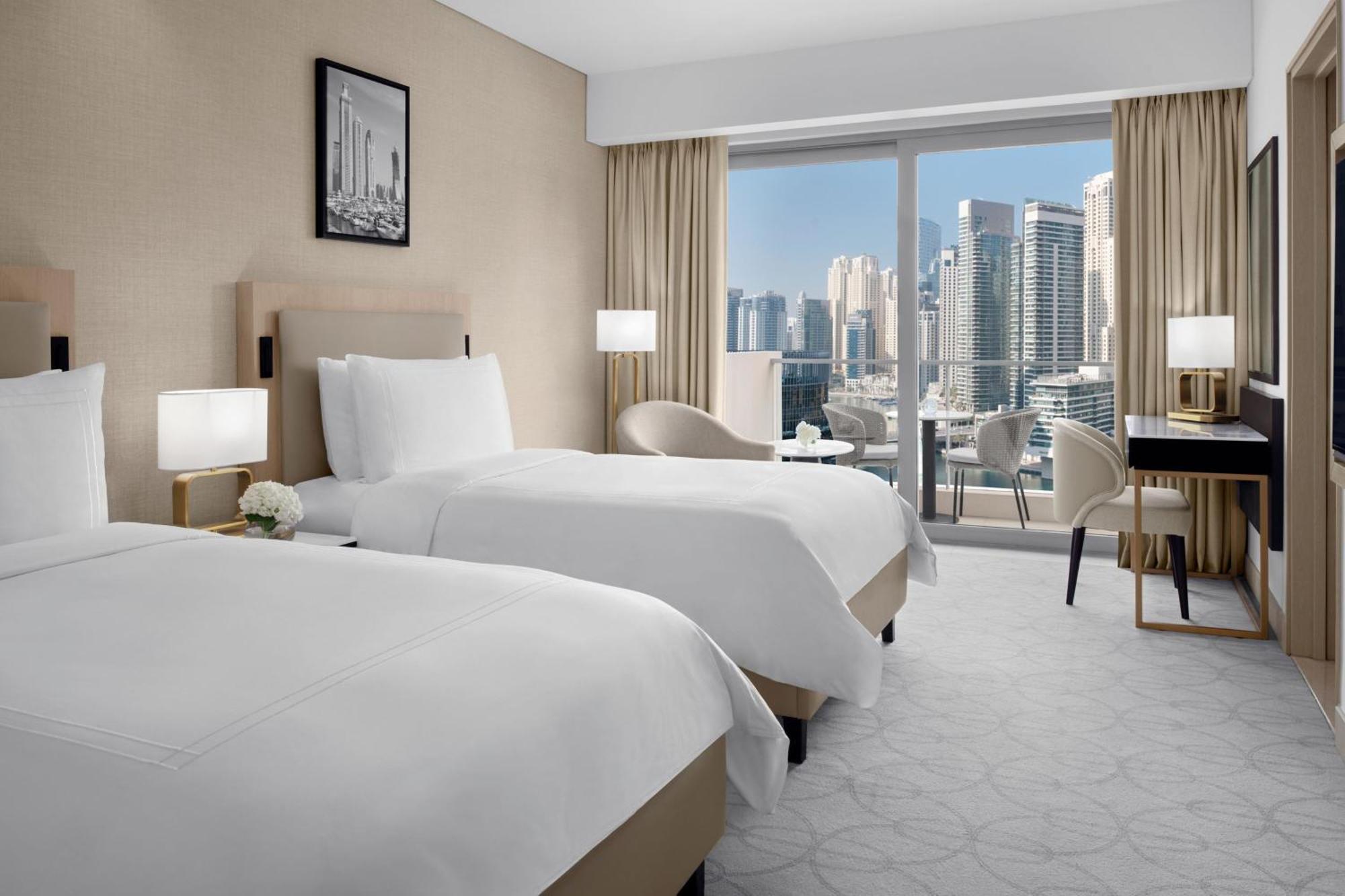 Executive Zimmer mit Blick auf die Marina, 2 Einzelbetten, Zugang zur Club Lounge mit Frühstück, Mittag- und Abendessen, inklusive direktem Zugang zur Dubai Marina Mall und zum Marina Walk