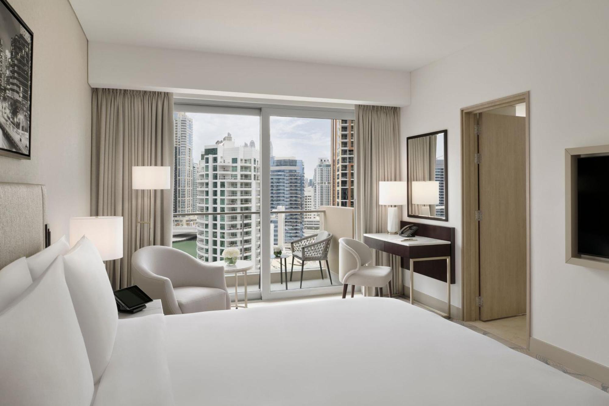 Deluxe Zimmer mit Stadtblick und Kingsize-Bett, inklusive direktem Zugang zur Dubai Marina Mall und zum Marina Walk