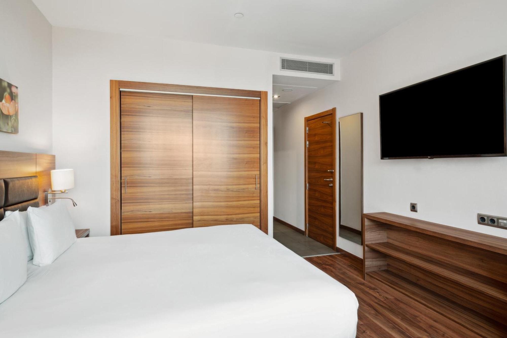 Zimmer mit Kingsize-Bett