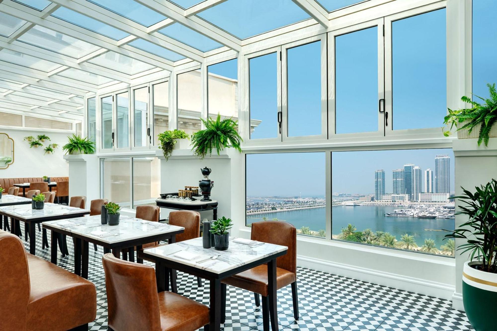 Westin Club Suite mit 1 Kingsize-Bett, Balkon, Meerblick, separater Lounge mit Schlafsofa, Frühstück, Flughafentransfers Flughafen Dubai, Happy Hour, Nachmittagstee sowie Zugang zur Club Lounge und zum Wasserpark Jungle Bay