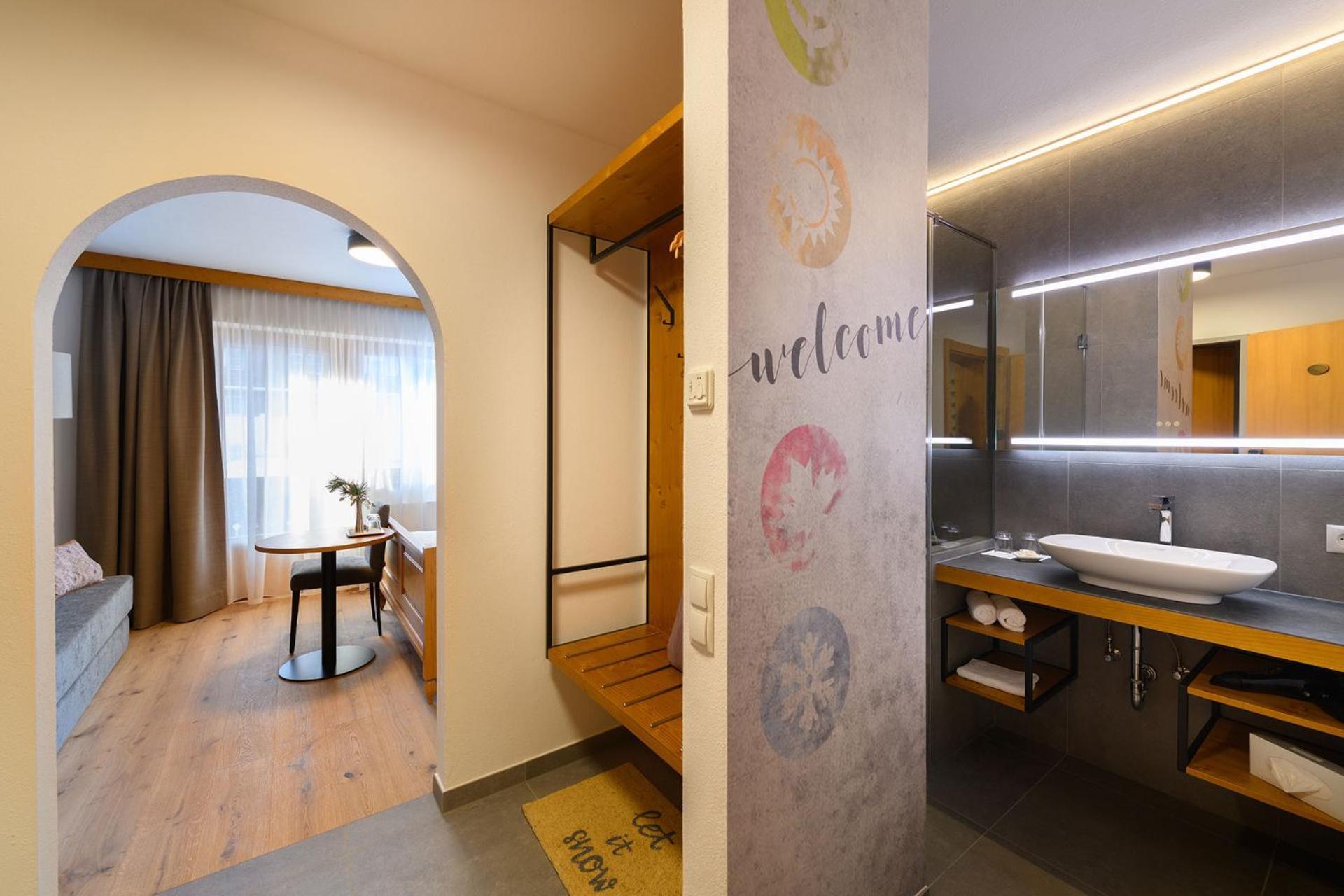 Doppel-/Zweibettzimmer mit Balkon
