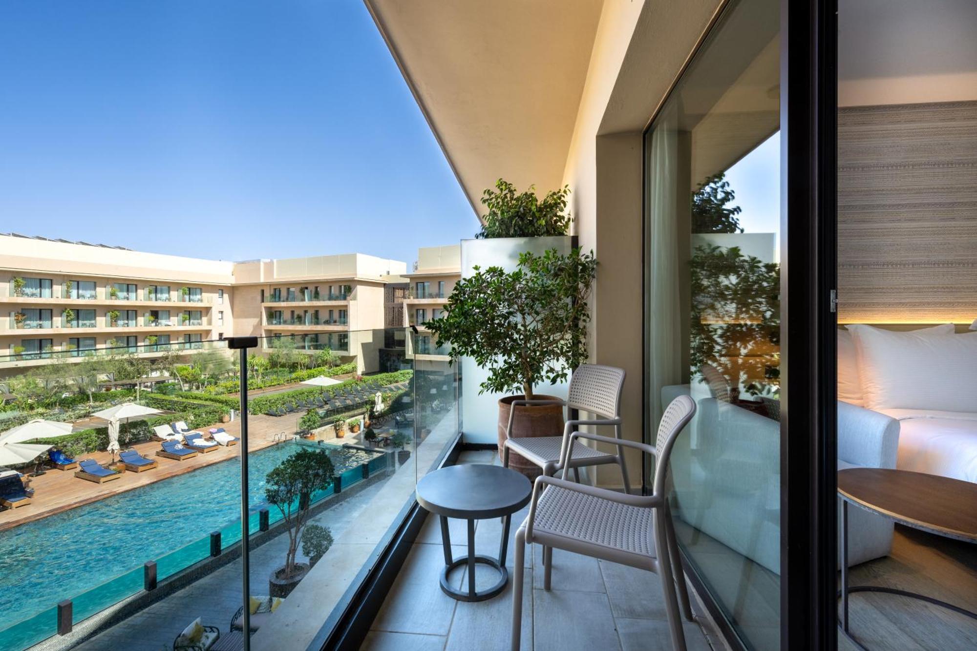 Premium Zimmer mit Poolblick und Balkon