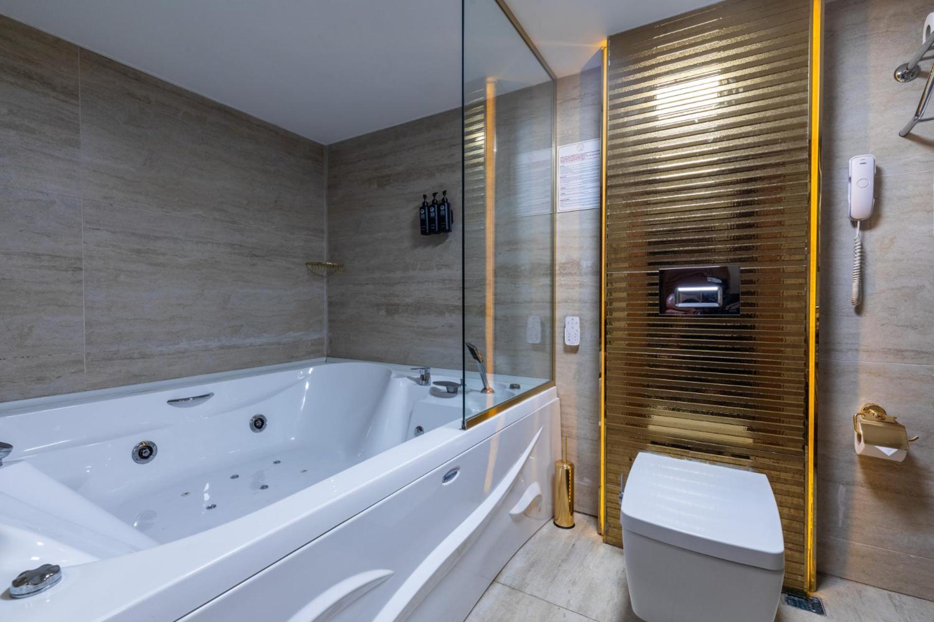 Familiensuite mit Whirlpool-Badewanne