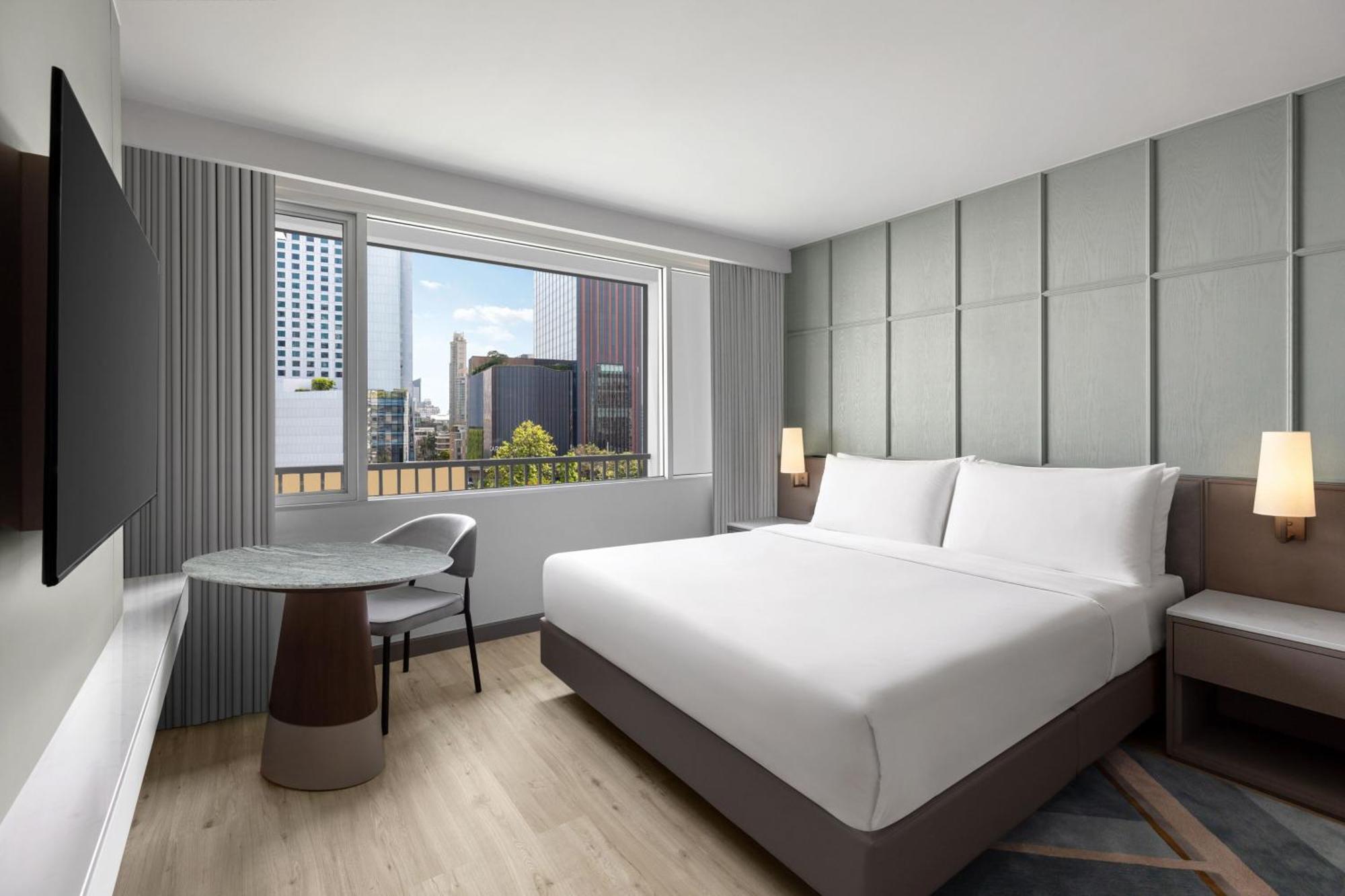 Deluxe Zimmer mit Kingsize-Bett und Stadtblick