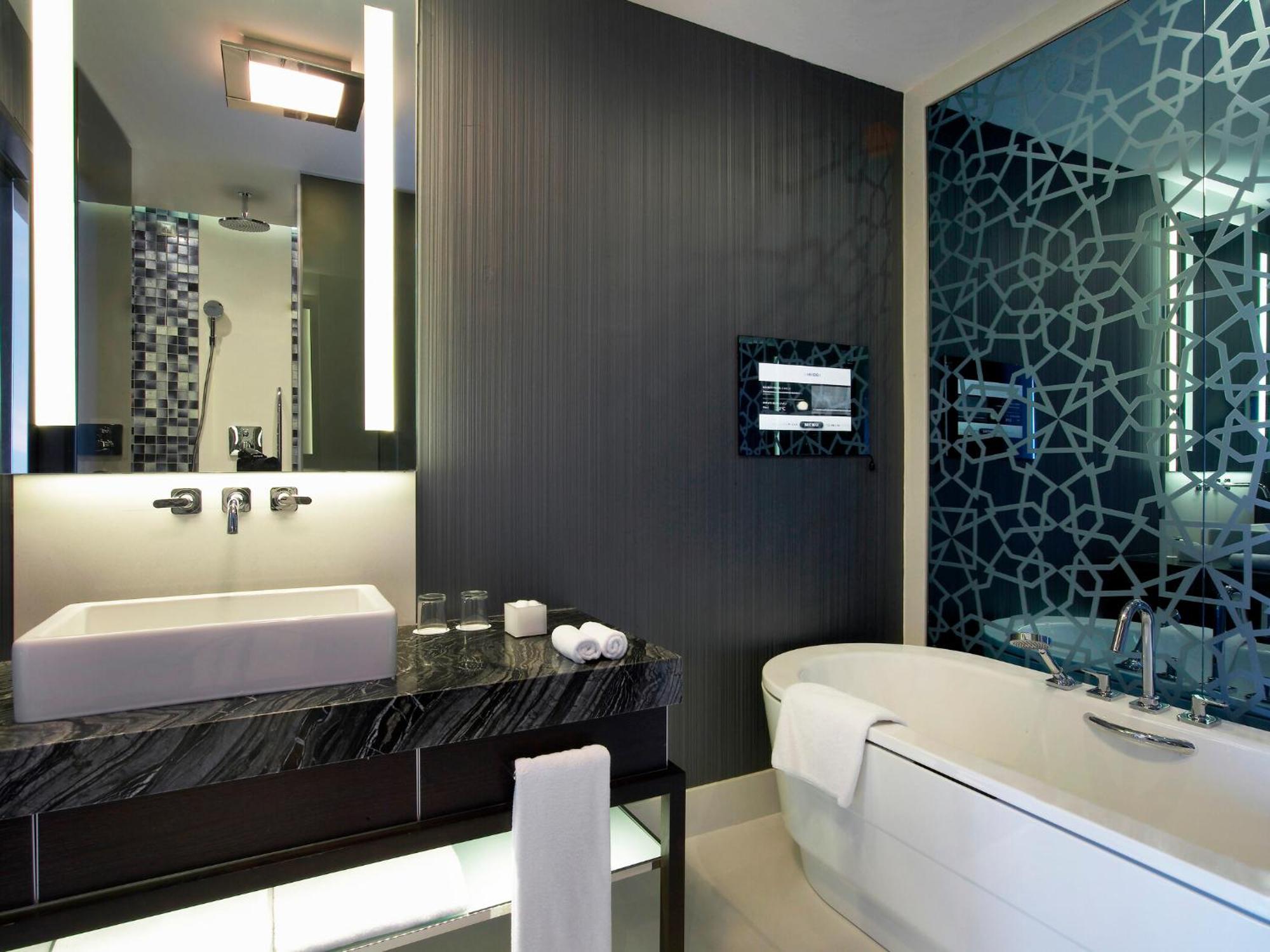 Signature Suite mit Kingsize-Bett und Stadtblick - Zugang zur Club Lounge