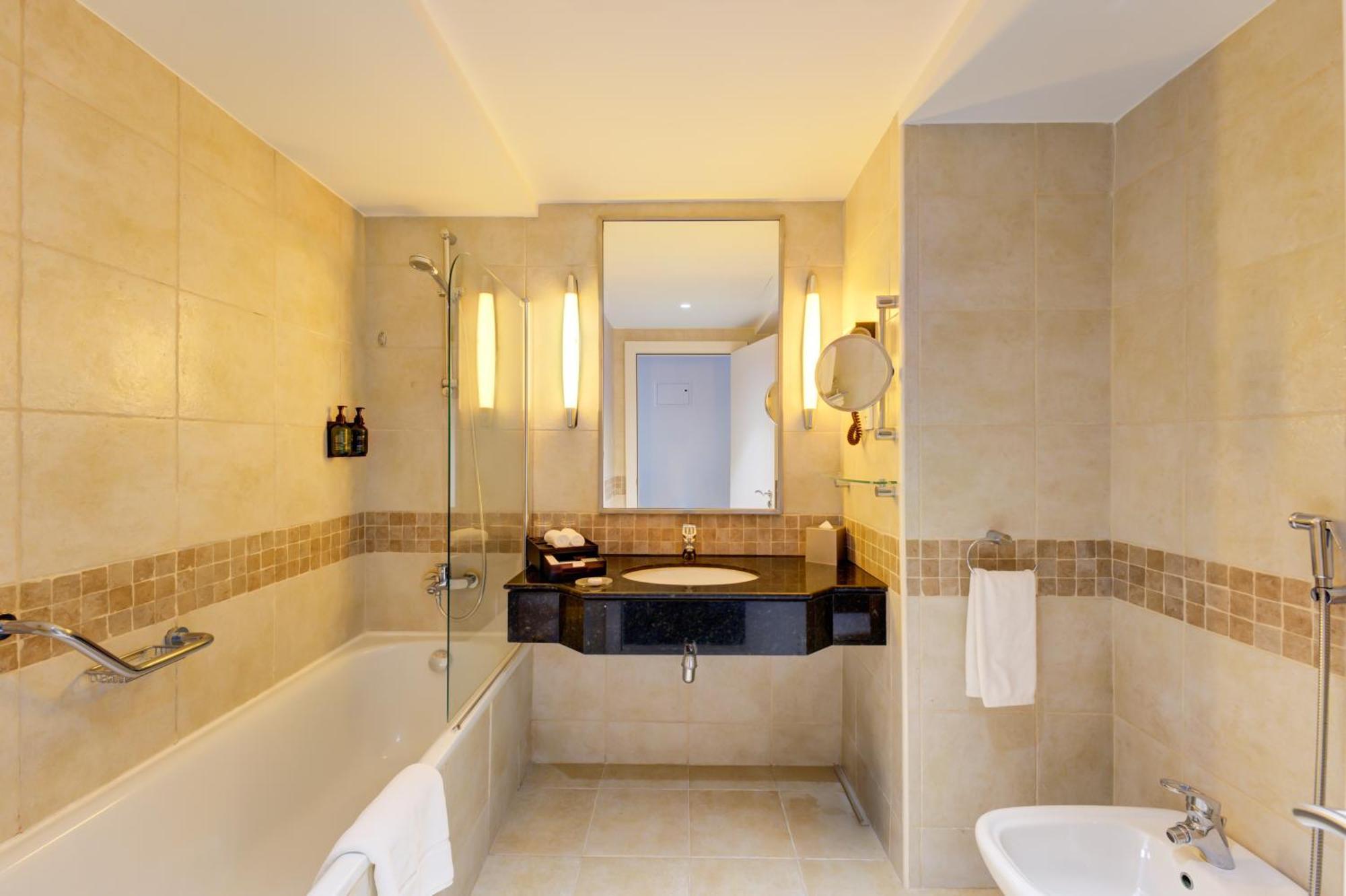 Premium-Zweibettzimmer mit Seeblick und Balkon – Shuttleservice zum JBR Beach und Zugang zur Market Mall