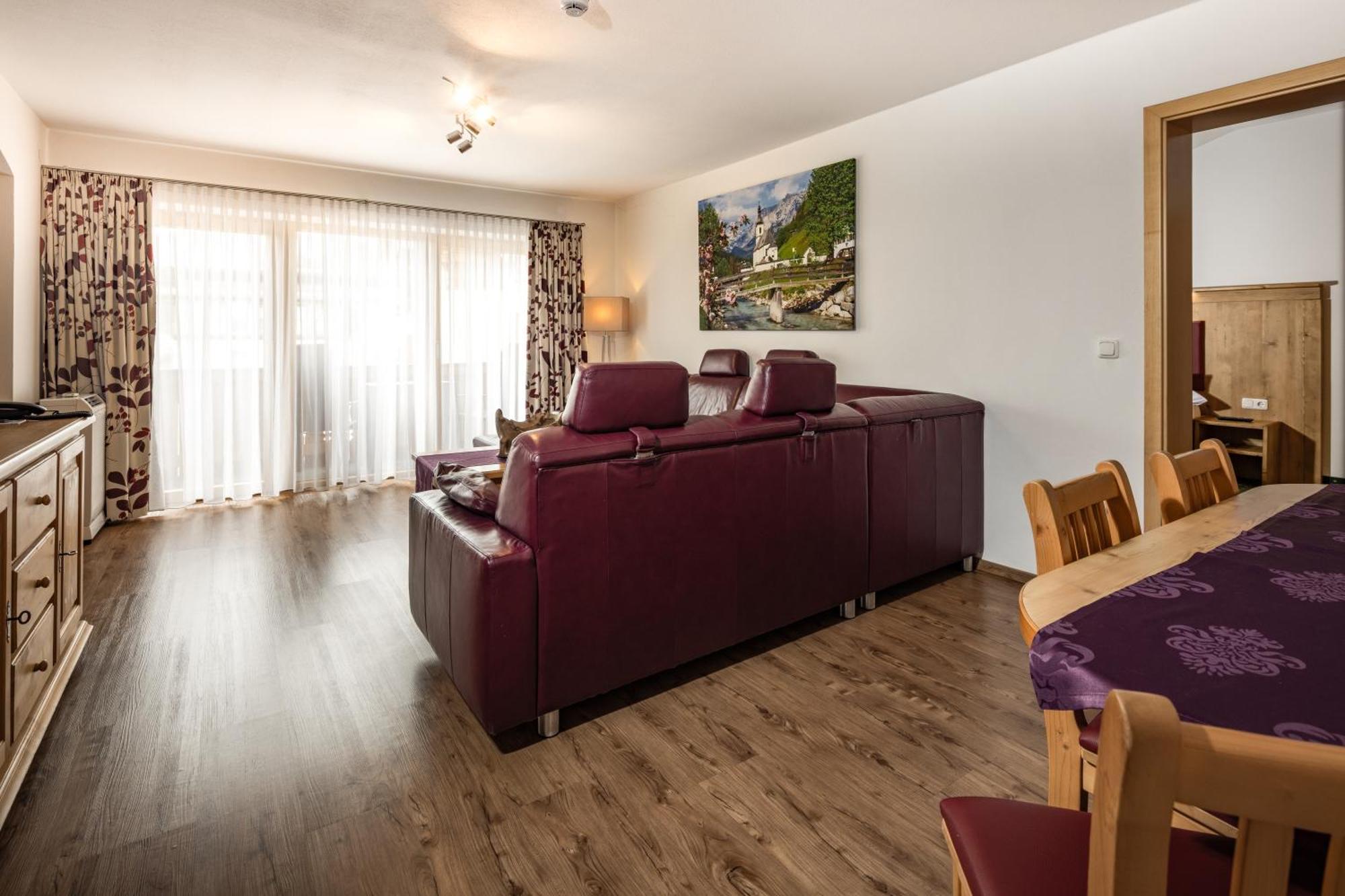 Deluxe Two-Bedroom Apartment,1580446701:JPEG