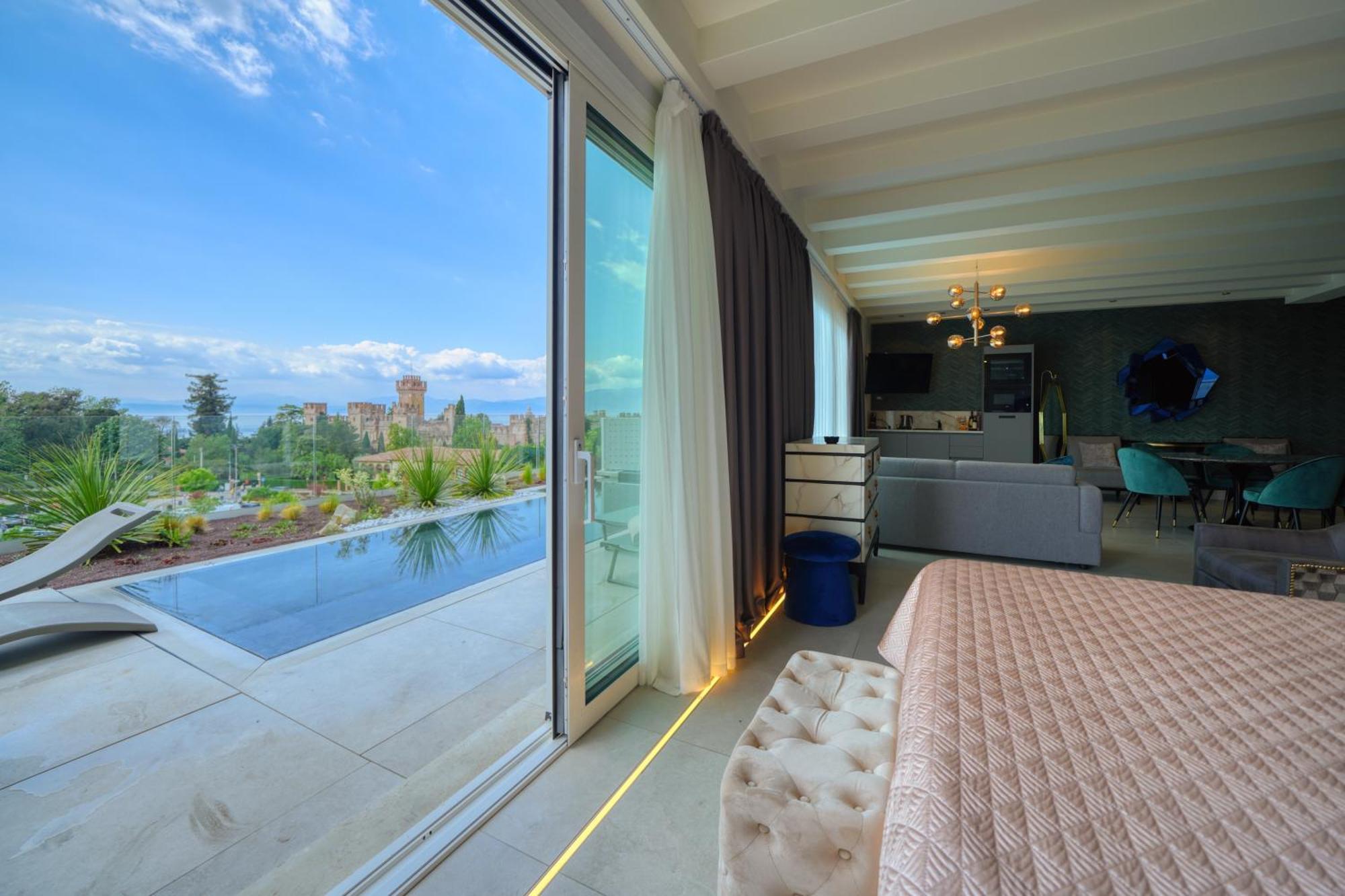 Suite Private Pool Lake View