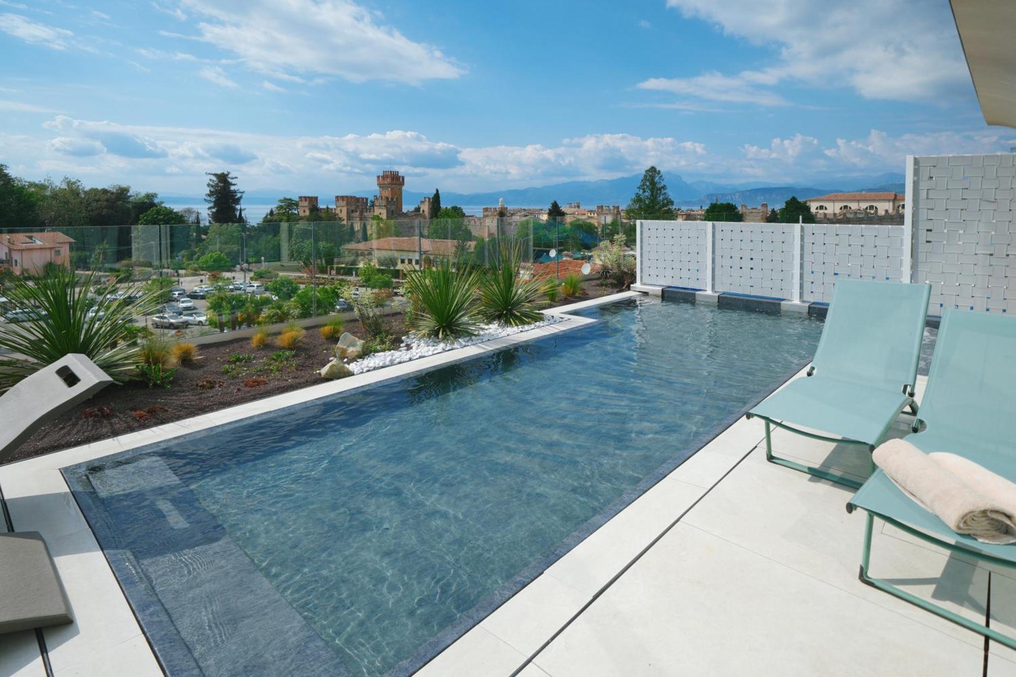 Suite Private Pool Lake View