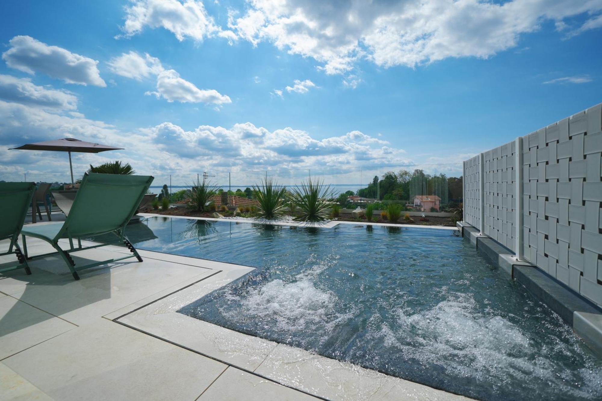 Suite Private Pool Lake View