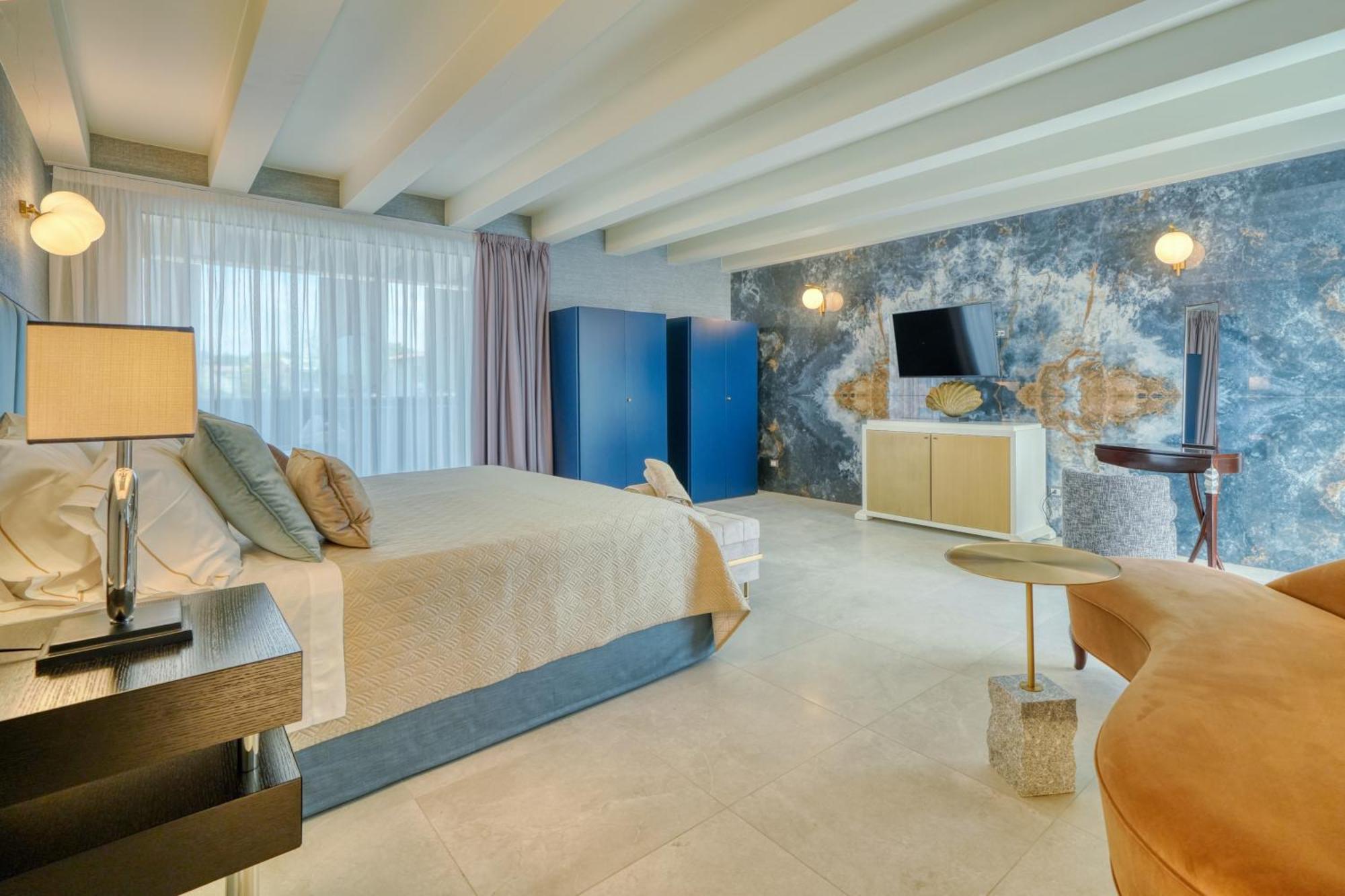 Two-Bedroom Suite Whirlpool Lake View