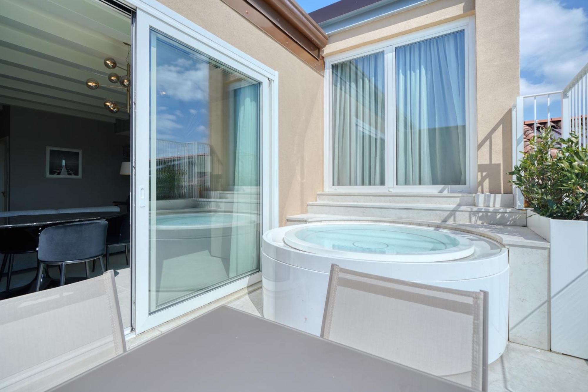 Two-Bedroom Suite Whirlpool Lake View
