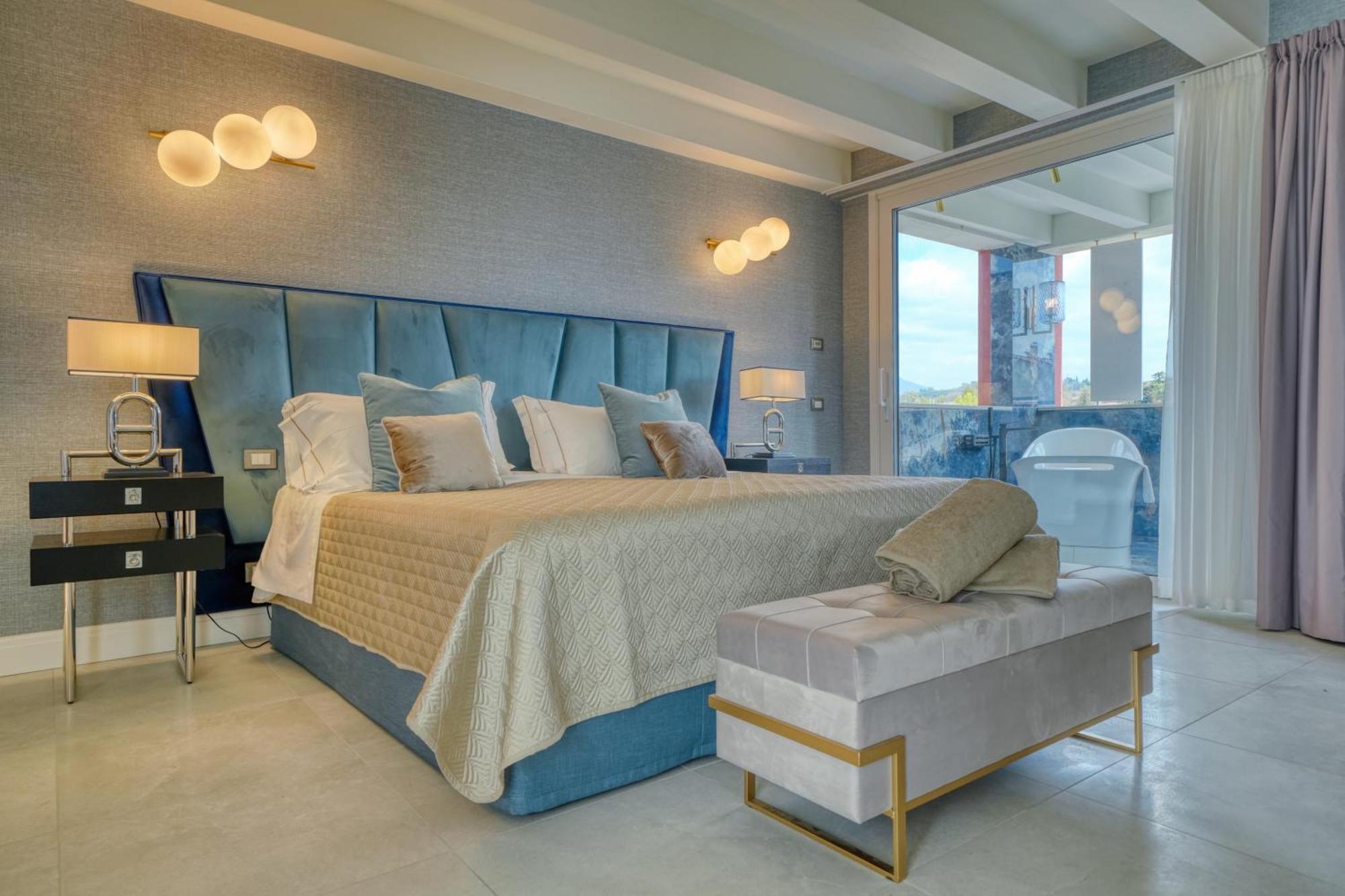 Two-Bedroom Suite Whirlpool Lake View
