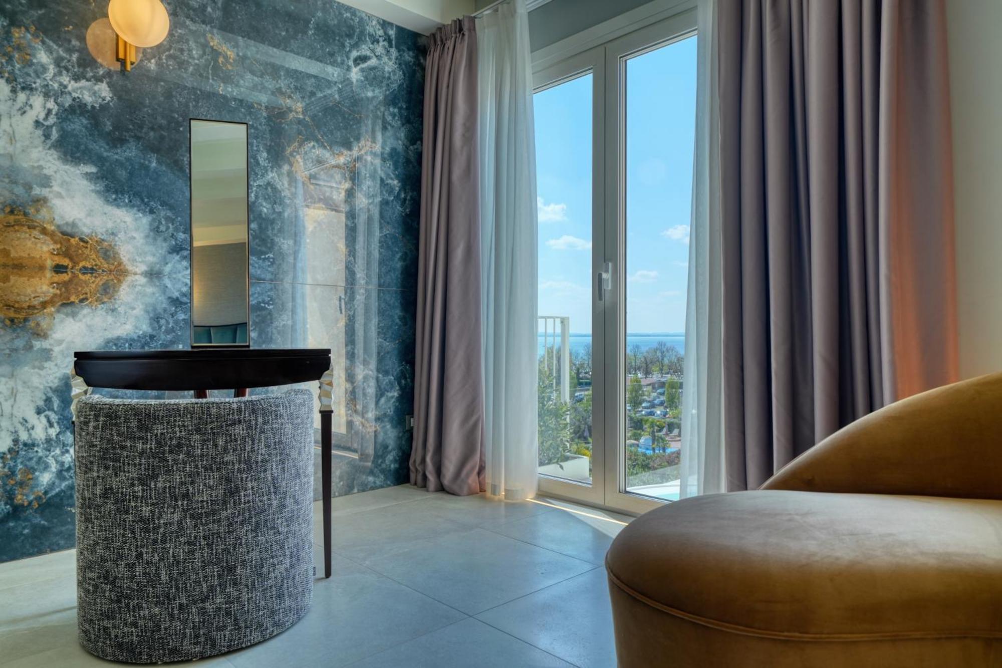 Two-Bedroom Suite Whirlpool Lake View