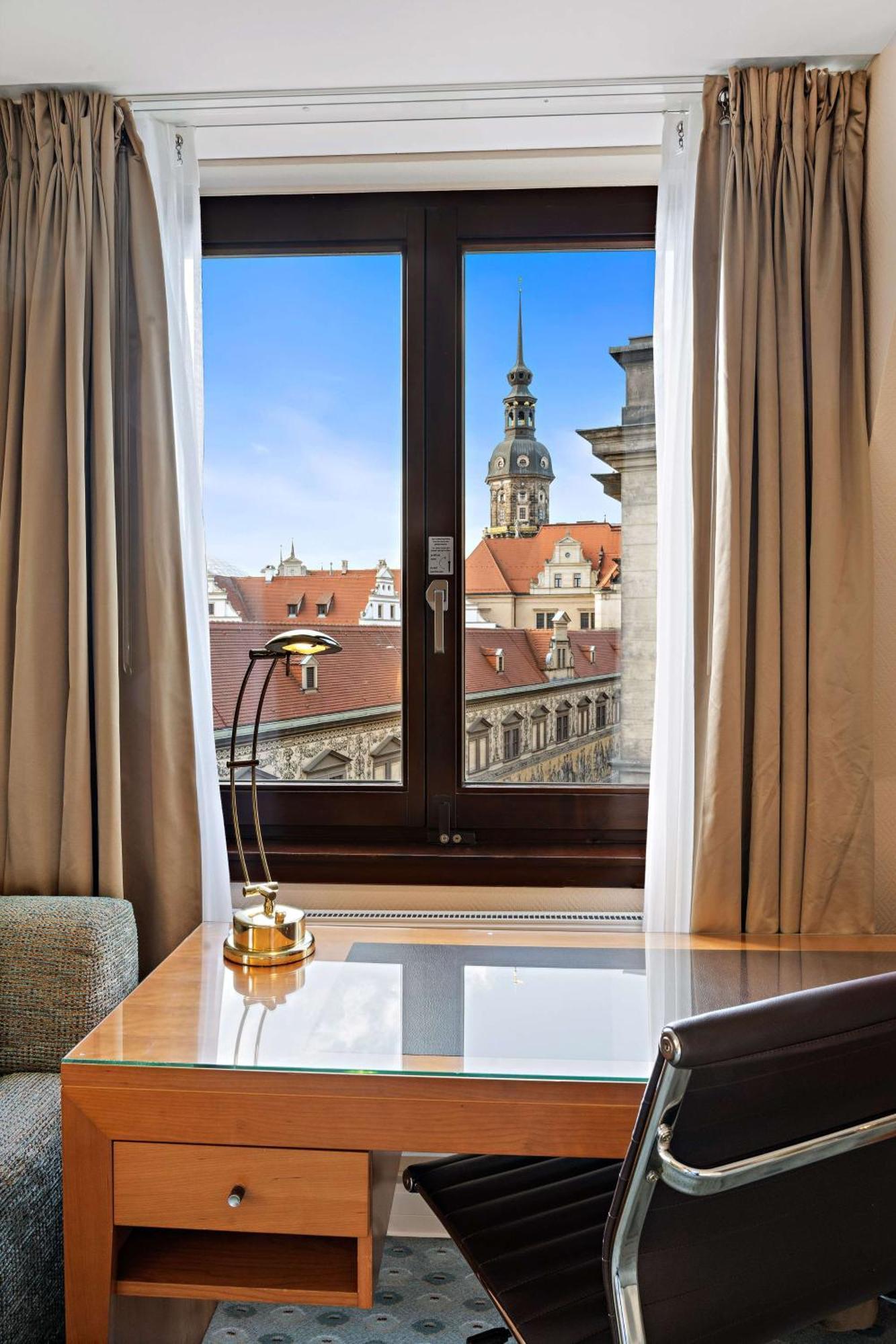 Executive Familienzimmer mit Queensize-Bett, Blick auf den Fürstenzug und Zugang zur Executive Lounge