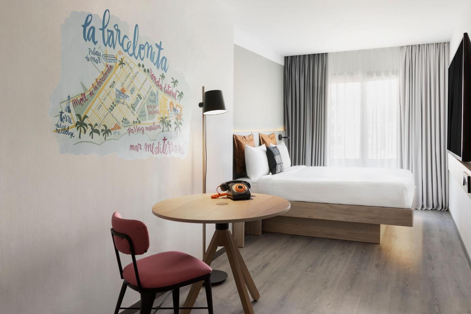 Zimmer Moxy mit Queensize-Bett und Stadtblick