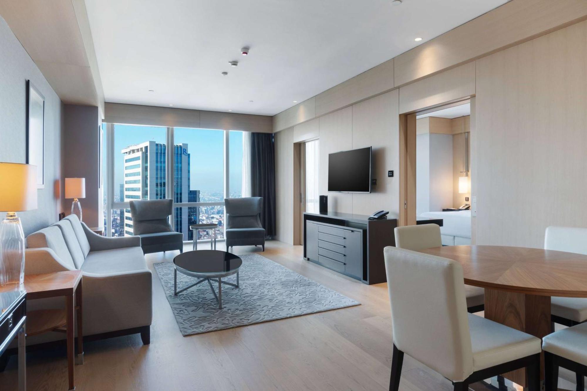 Senior Suite mit 1 Schlafzimmer, Küchenzeile und eingeschränktem Meerblick