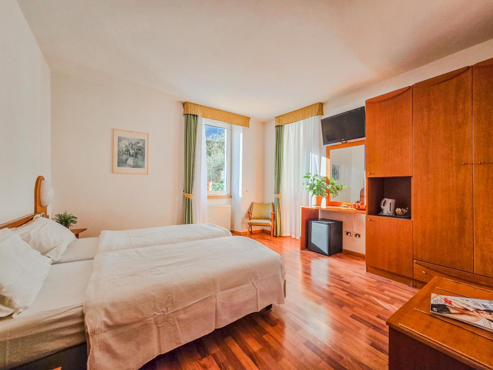 Doppel-/Zweibettzimmer mit Seeblick
