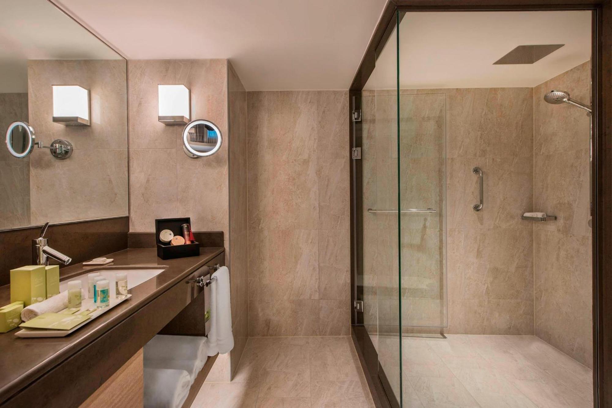 Familiensuite mit Kingsize-Bett, Parkblick und Zugang zur Lounge