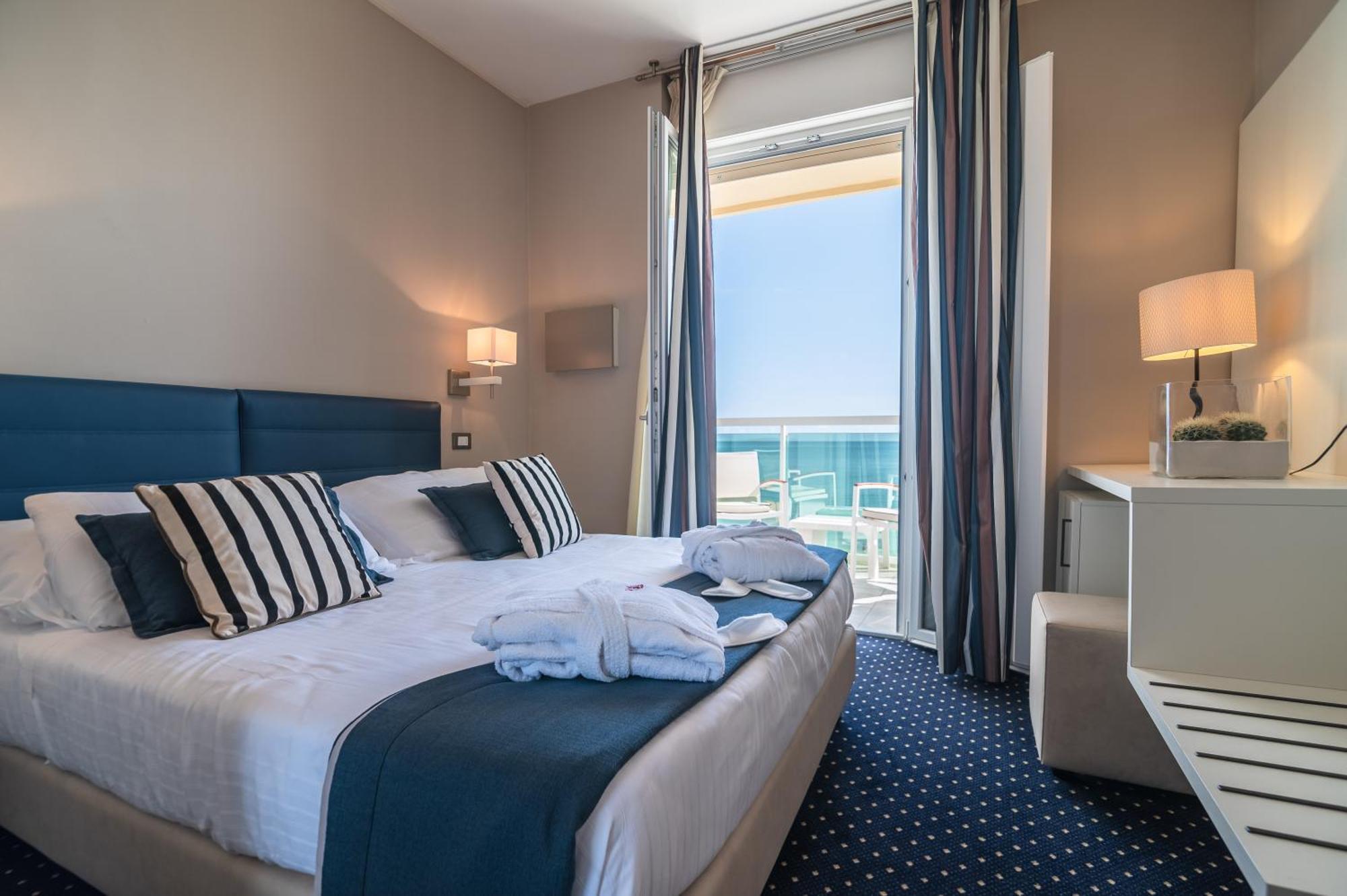Comfort Doppel- oder Zweibettzimmer mit Balkon und Meerblick