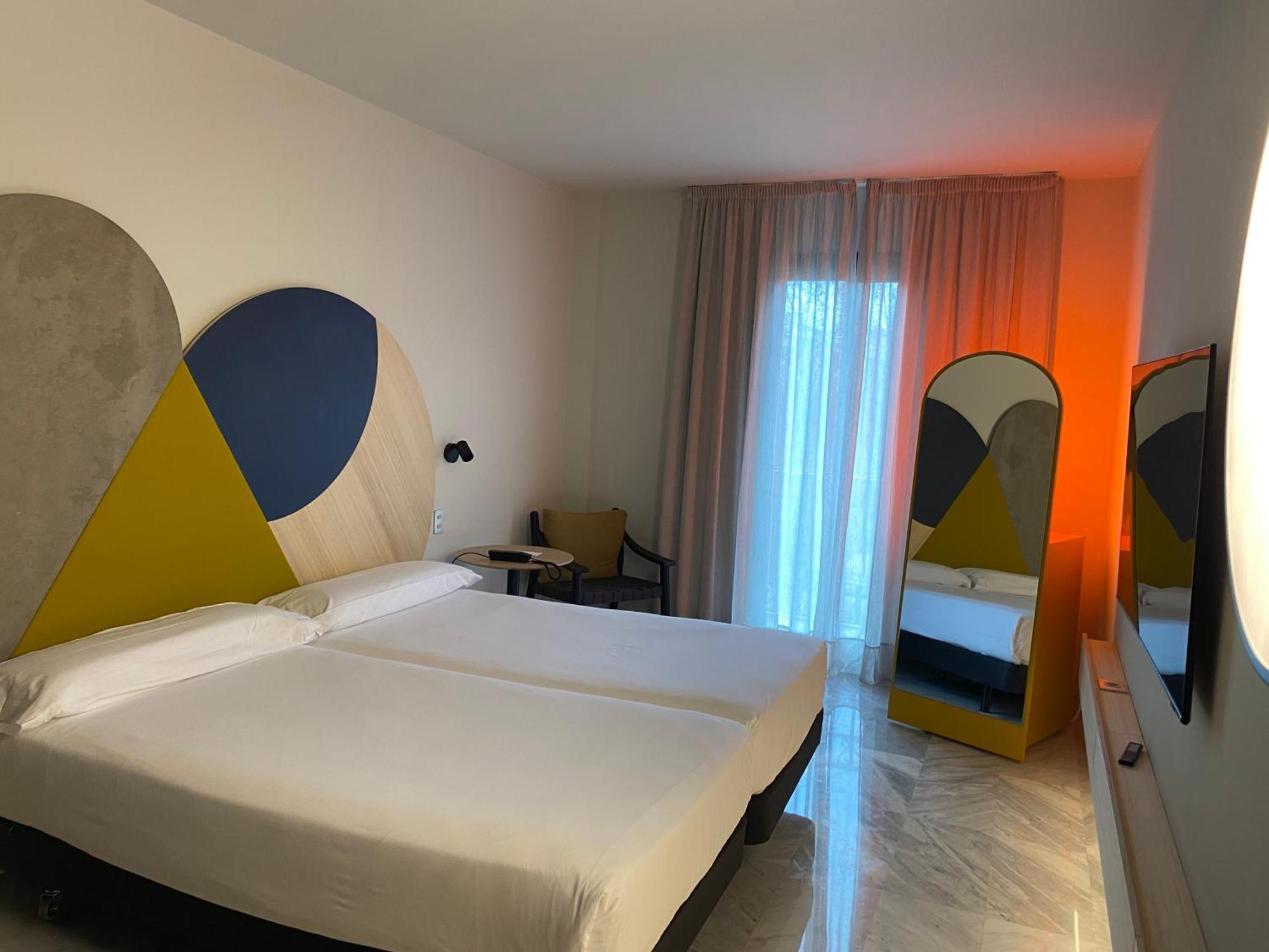 Zweibettzimmer mit Balkon und Parkblick