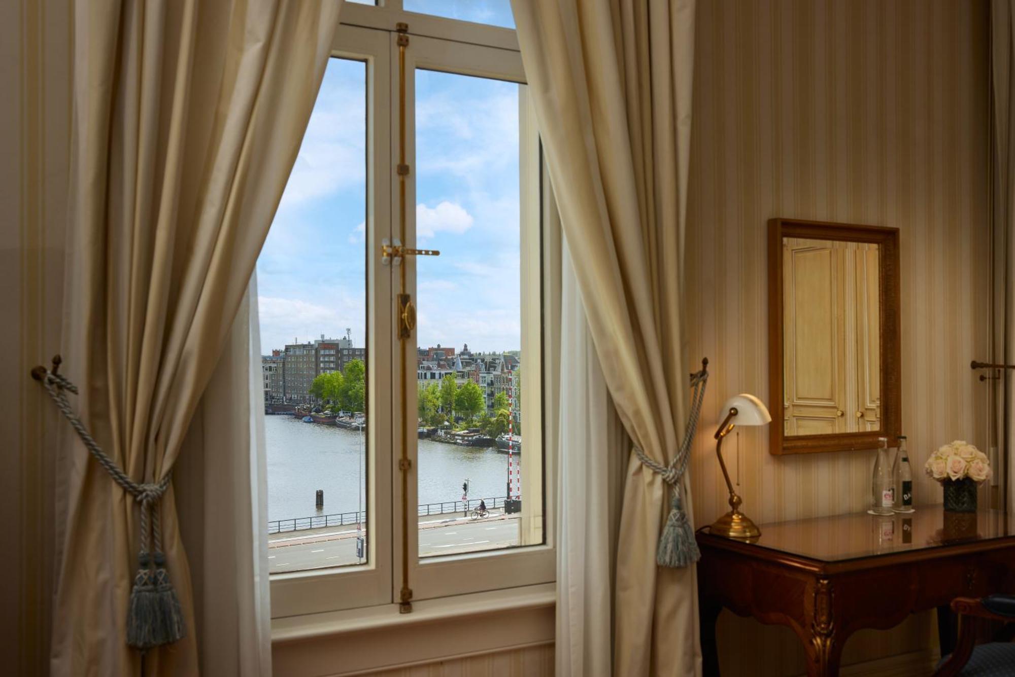 Penthouse-Suite mit Kingsize-Bett und Flussblick