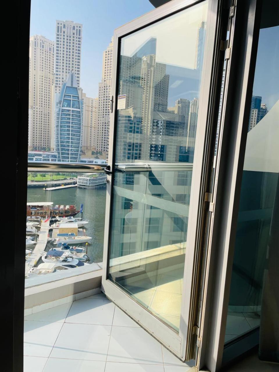 Apartment mit einem Schlafzimmer und Blick auf den Yachthafen
