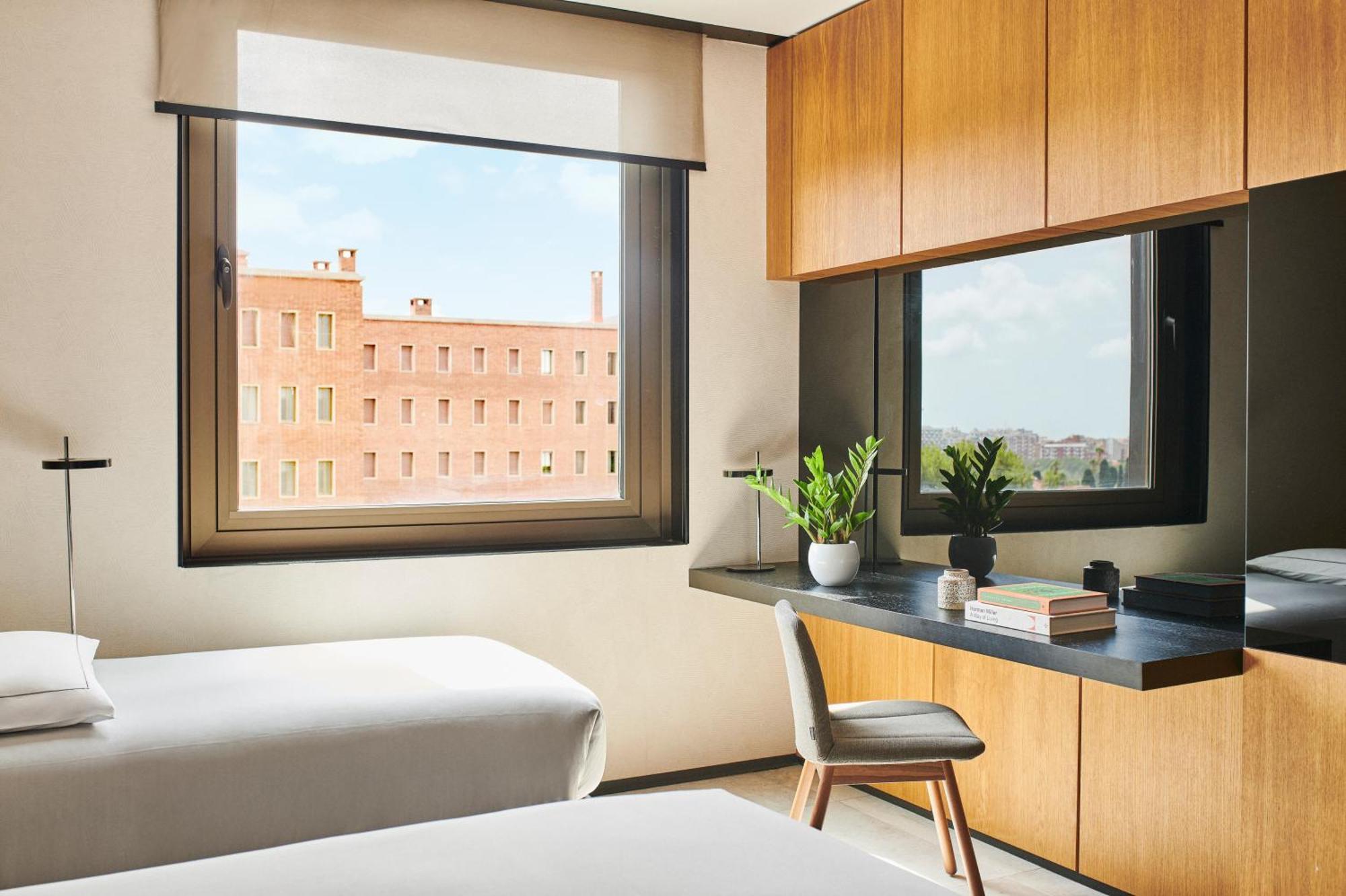 Zimmer mit Kingsize-Bett und Zustellbett