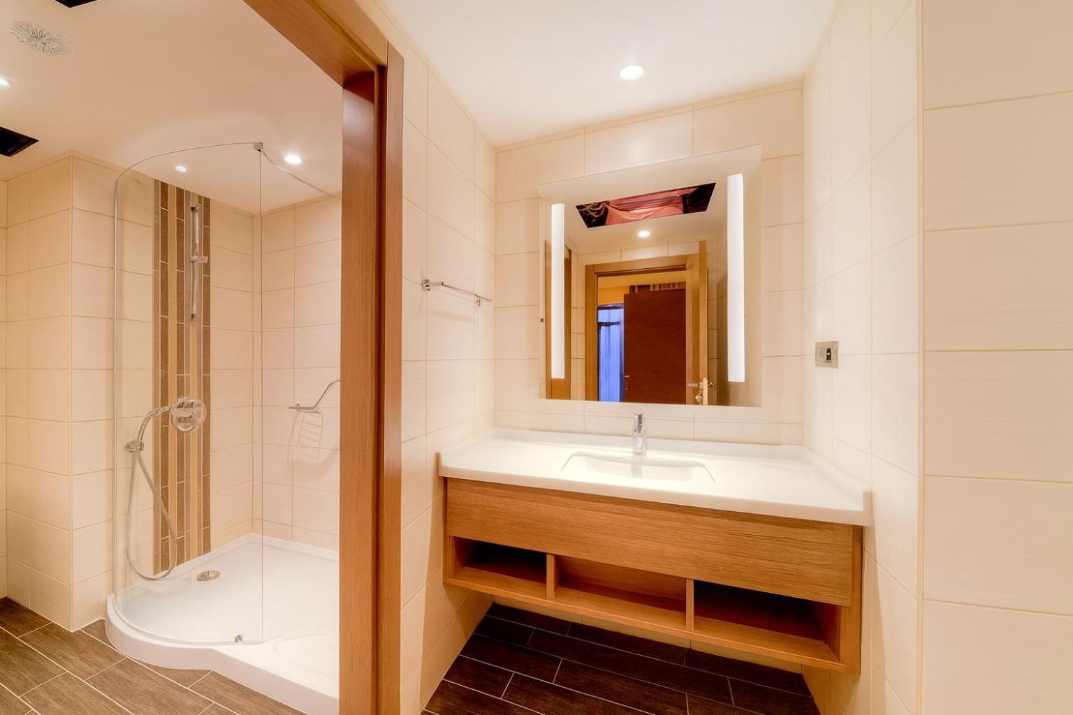 Suite mit Kingsize-Bett und Meerblick